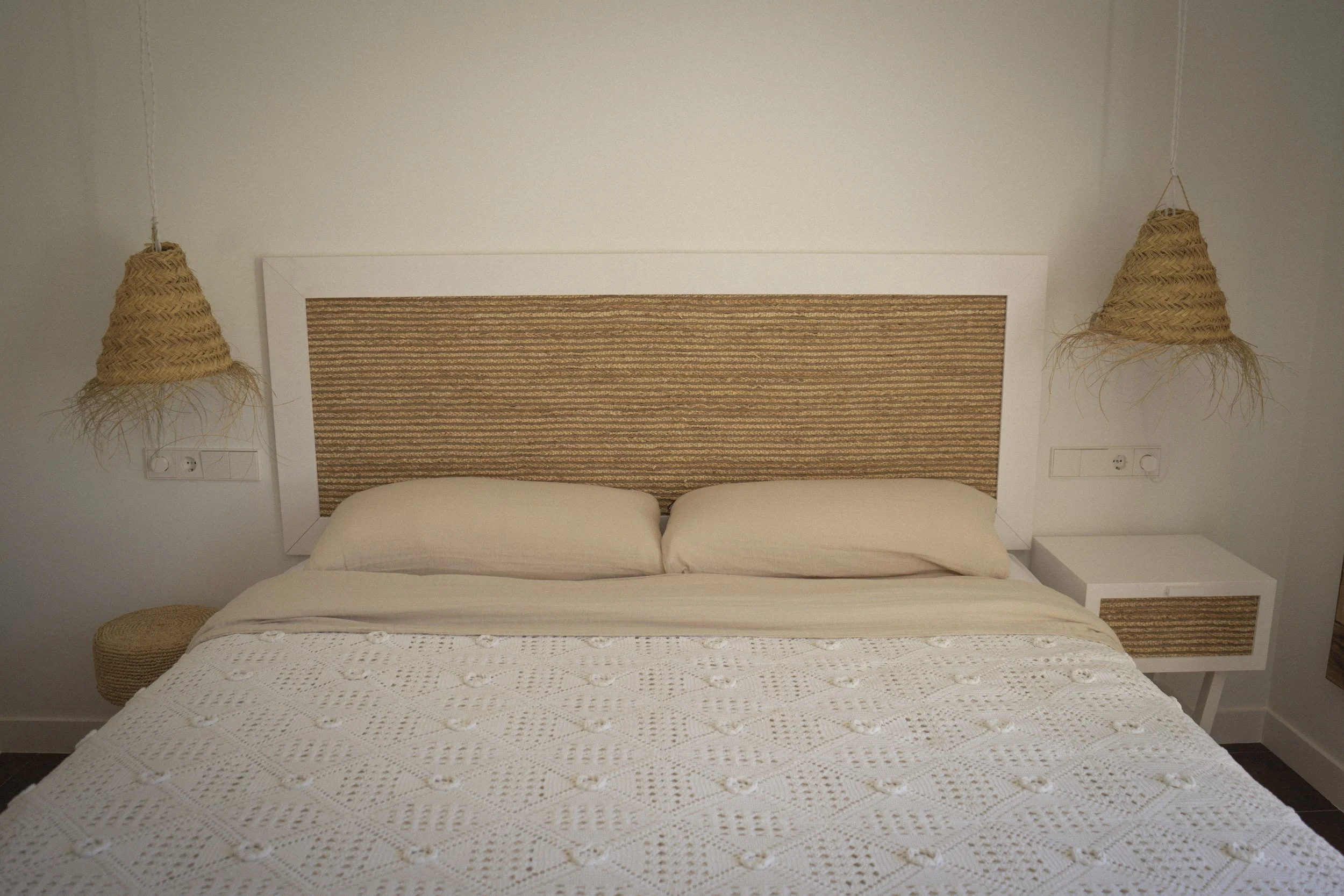 Habitación doble exclusiva en la casa de alquiler a primera linea de mar. Ca la Nuri Cadaqués. Dispone de una terraza con vistas a la montaña y al mar. Decorada con cubrecama artesanal de ganchillo y lámparas de esparto. 