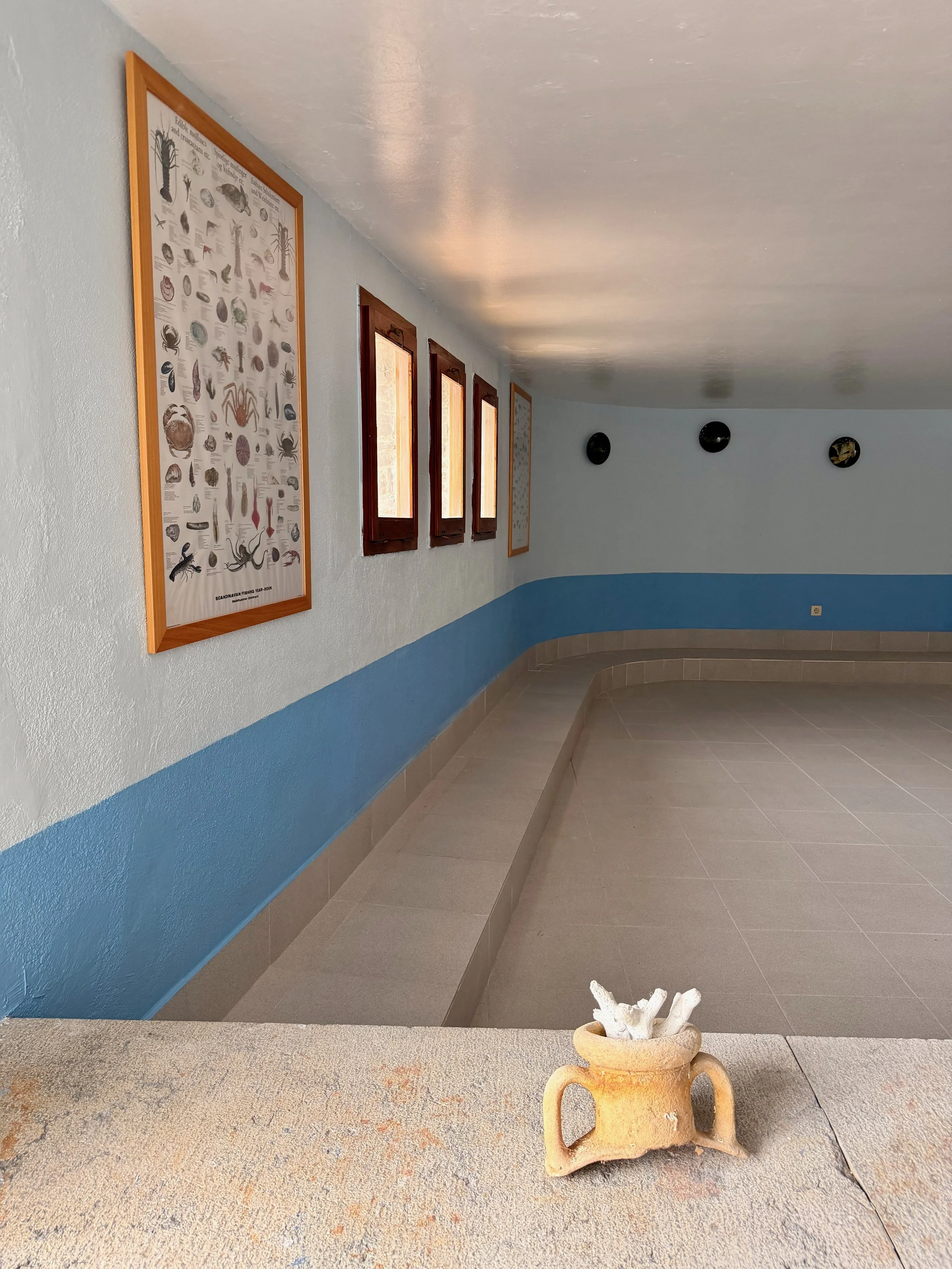 Garaje en Ca la Nuri - Cadaqués, con mucho espacio para aparcar hasta 5 coches, almacén, taller de bricolaje, y elementos de decoración marinos. 