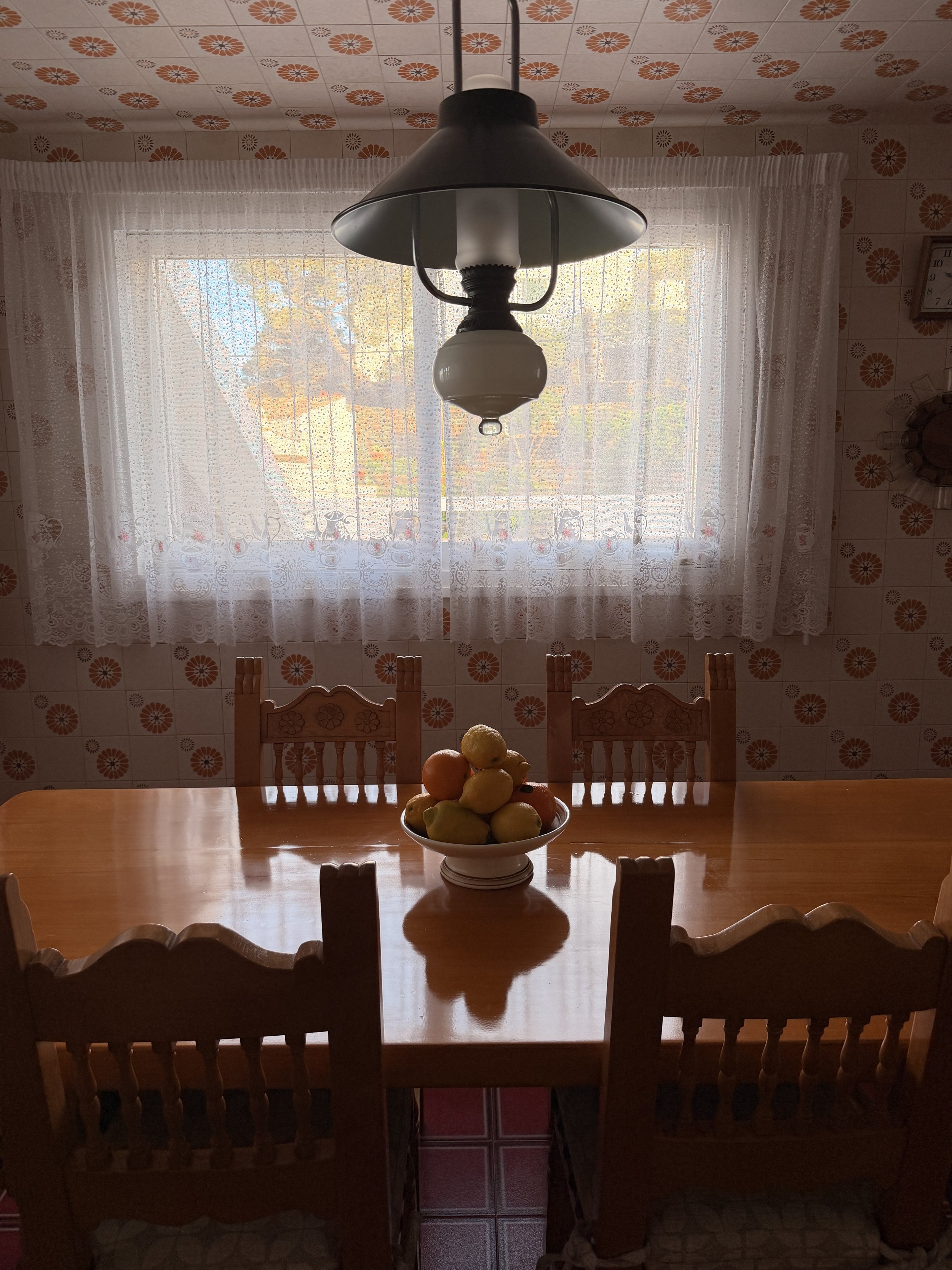 Amplia cocina comedor con vistas al mar y a la montaña de diseño kitsch. Equipada con una gran enzimera, lavaplatos y frigorífico americano en la prestigiosa casa de alquiler ca la Nuri - Cadaqués