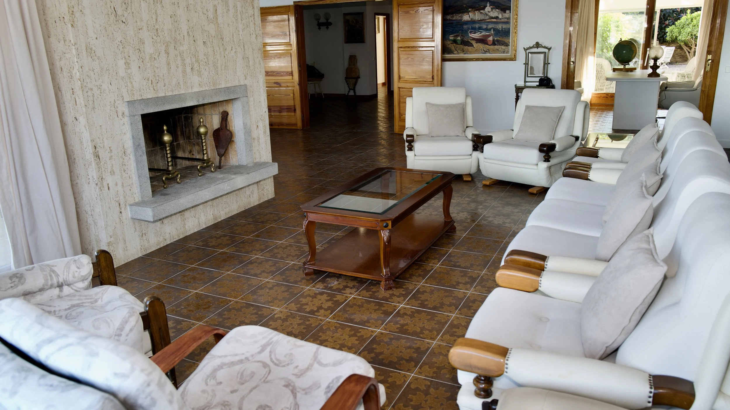 Gran sala de estar con espectaculares  vistas al mar de la exclusiva casa de alquiler Ca la Nuri en la playa del Llané en el pueblo de Cadaqués.