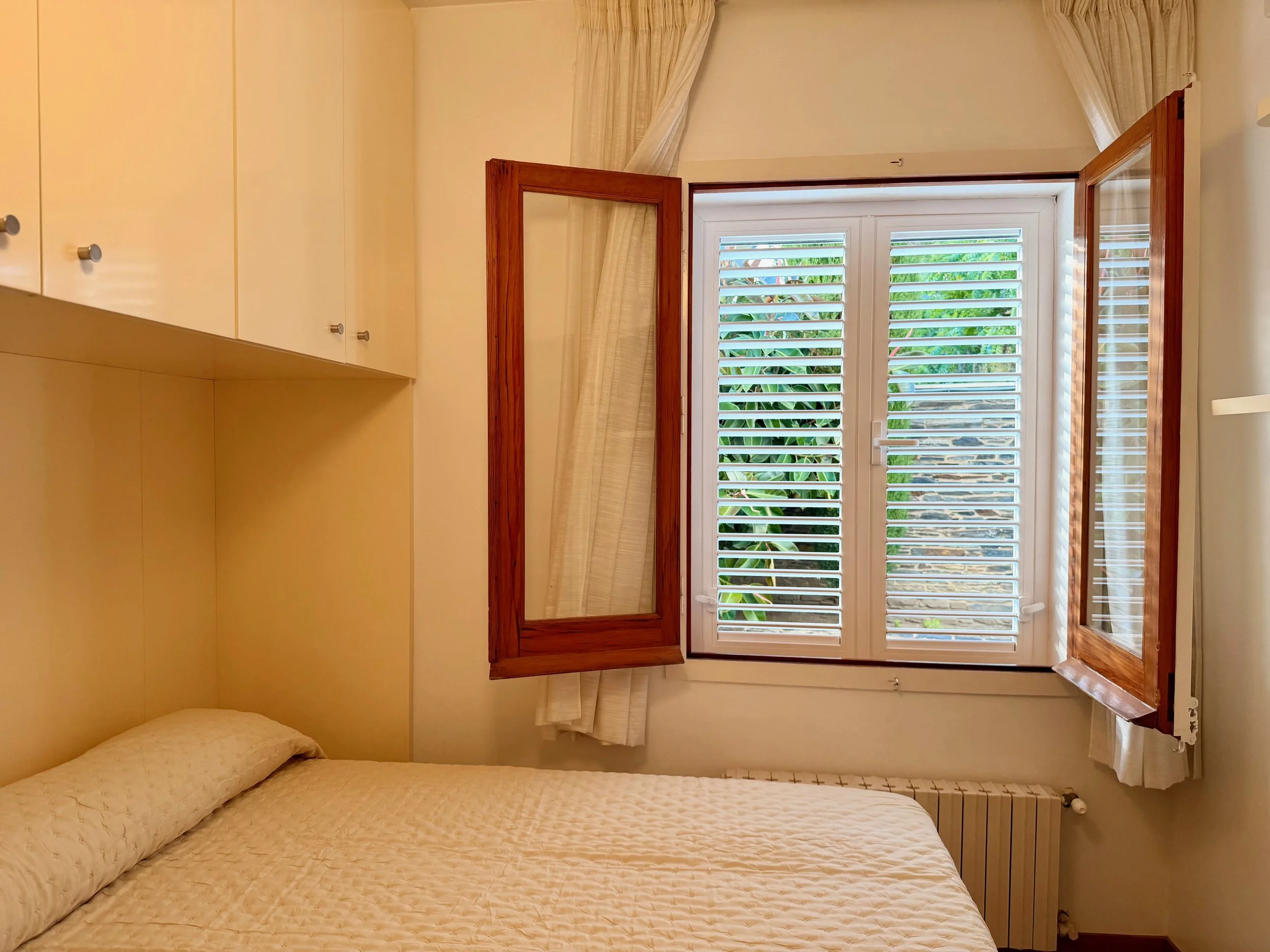 Habitación doble con baño propio en Ca la Nuri - Cadaqués. Vistas al jardín interior. Cerca de la cocina y areas de servicio.

