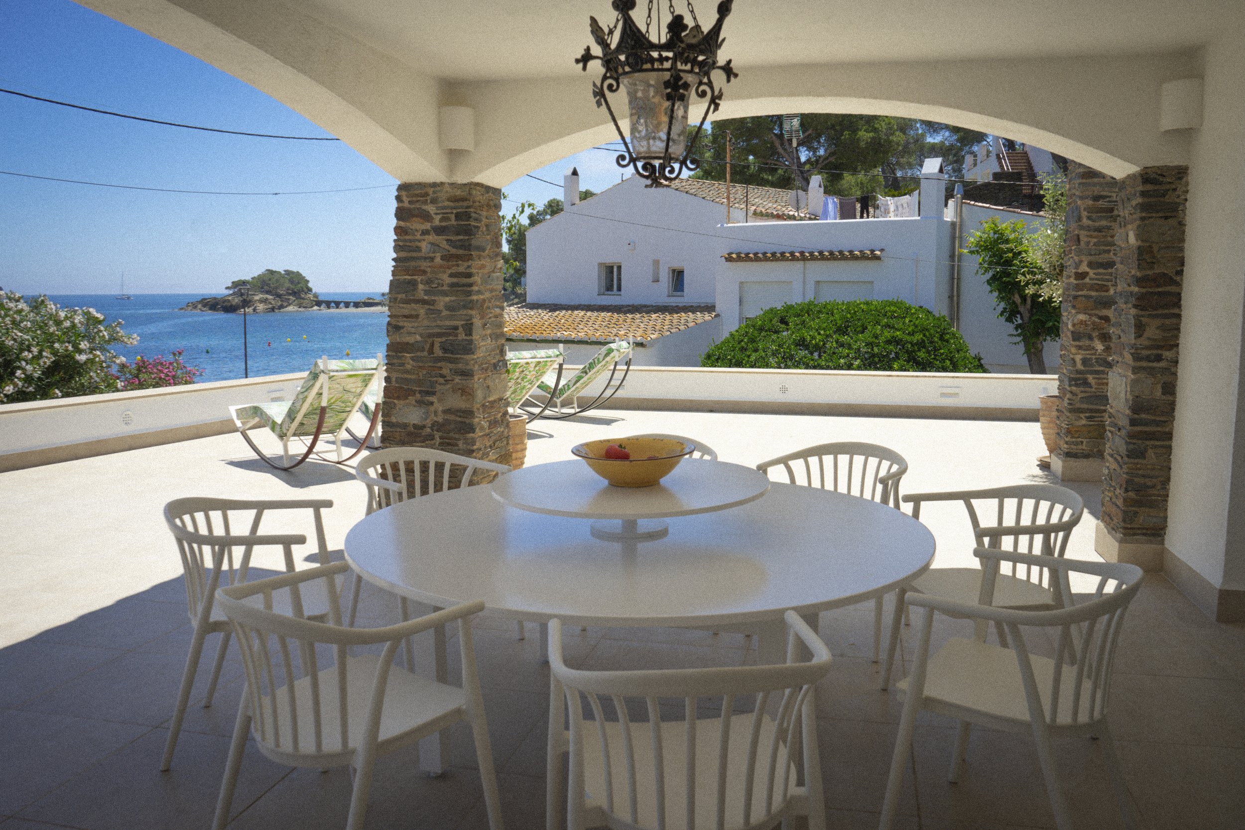 Espectaculares vistas des de el porche comedor de la exclusiva casa de alquiler Ca la Nuri - Cadaqués.