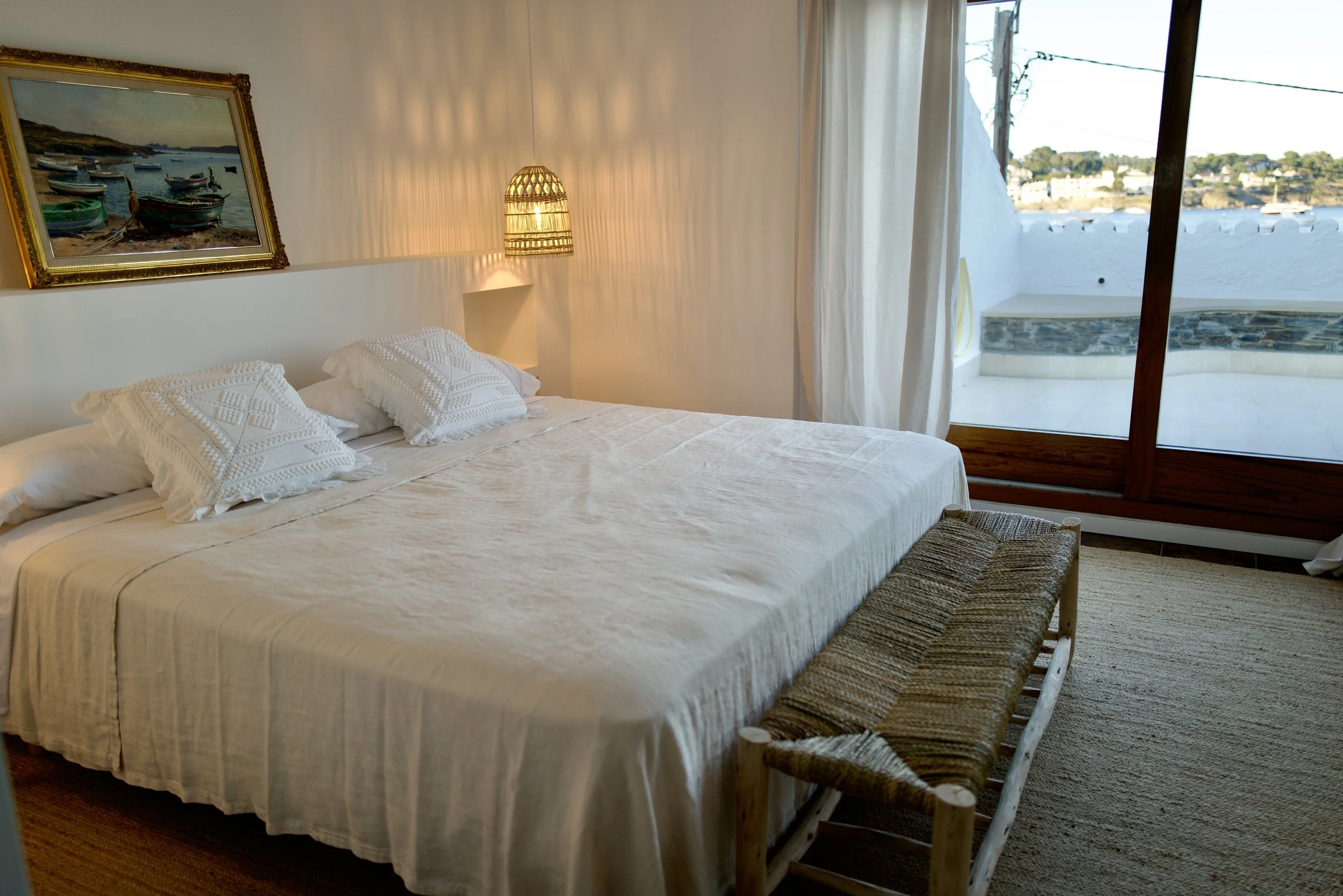 Habitación selecta y con vistas al mar en la exclusiva casa de alquiler Ca la Nuri Cadaqués a primera línea de mar.