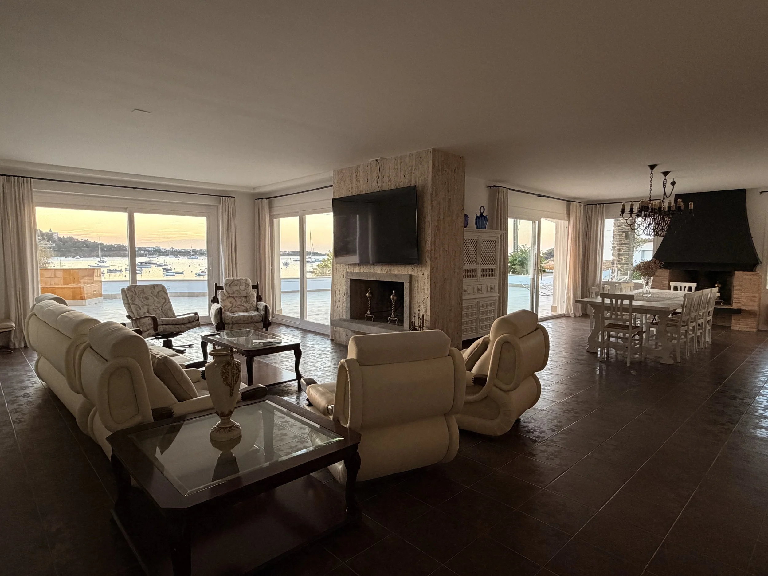 Gran sala de estar  y comedor con espectaculares  vistas al mar de la exclusiva casa de alquiler Ca la Nuri en la playa del Llané en el pueblo de Cadaqués.