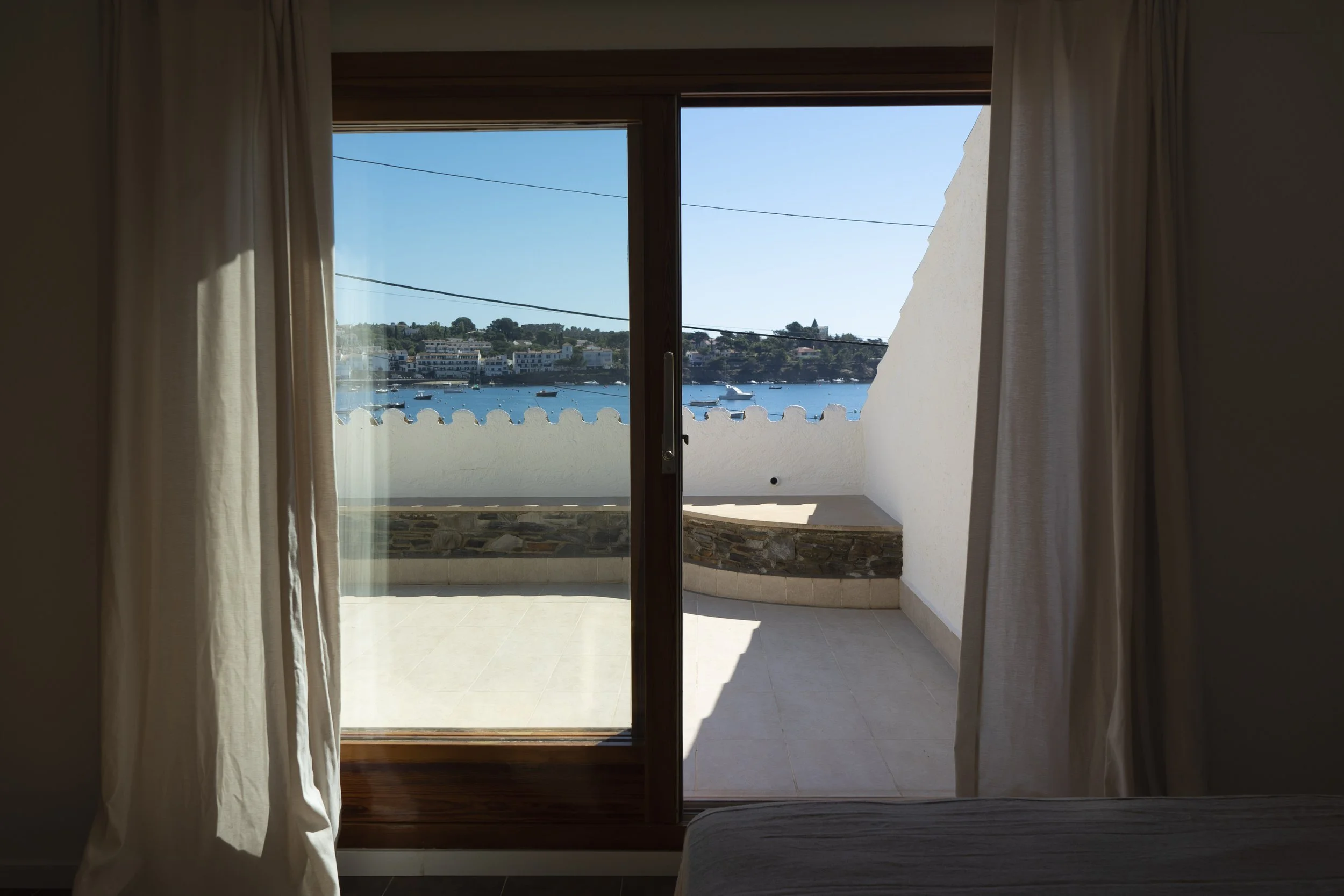 Vistas al mar desde la habitación exclusiva y con mucho encanto en la casa de alquiler  Ca la Nuri - Cadaqués, a primera linea de mar