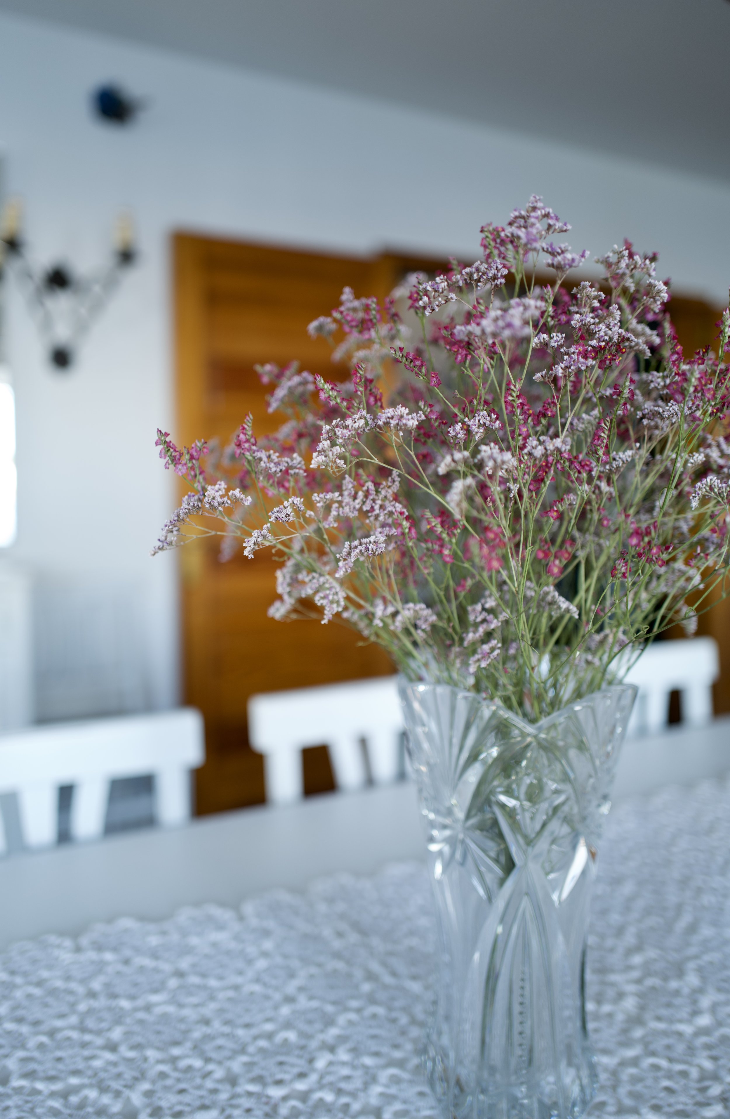Ramo de limonium Narbonense en la gran mesa del comedor  con magníficas vistas al mar desde todas sus ventanas en la casa de alquiler Ca la Nuri - Cadaqués 