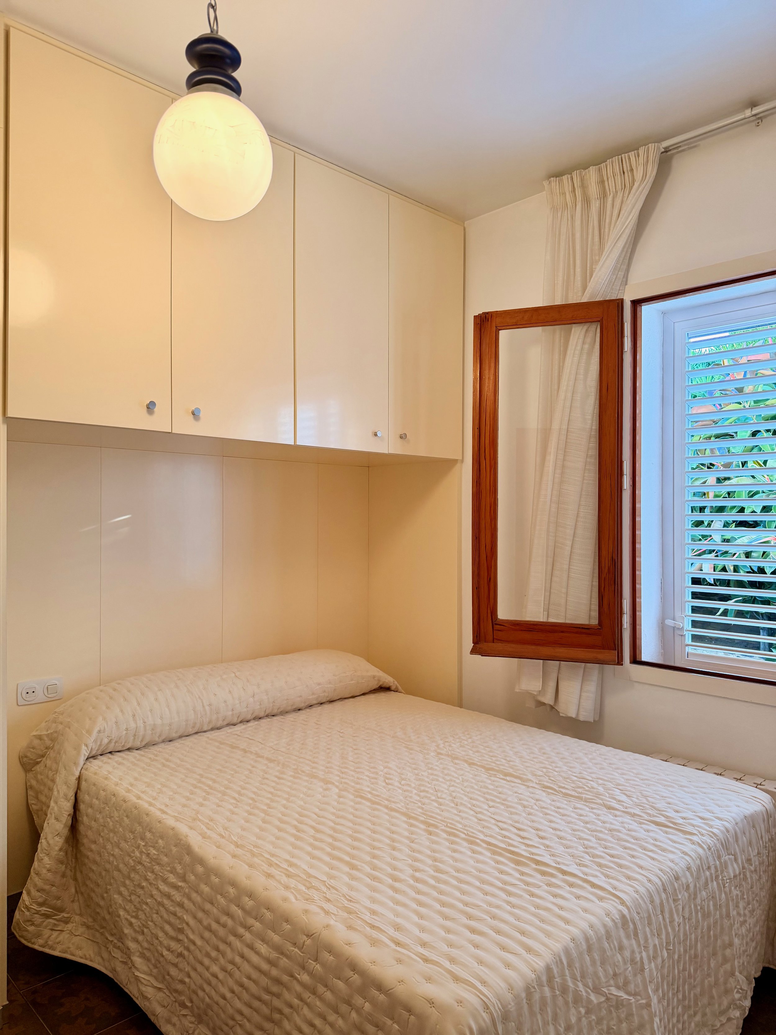 Habitación doble con baño propio en Ca la Nuri - Cadaqués. Vistas al jardín interior. Cerca de la cocina y areas de servicio.