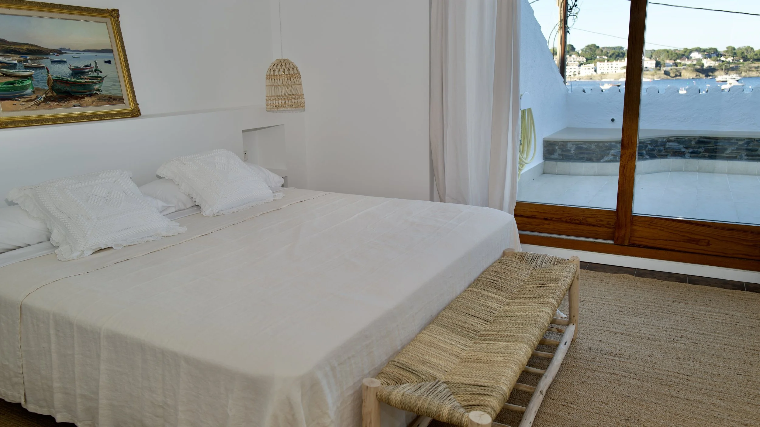 Habitación selecta y con encanto en la exclusiva casa de alquiler Ca la Nuri Cadaqués a primera línea de mar.