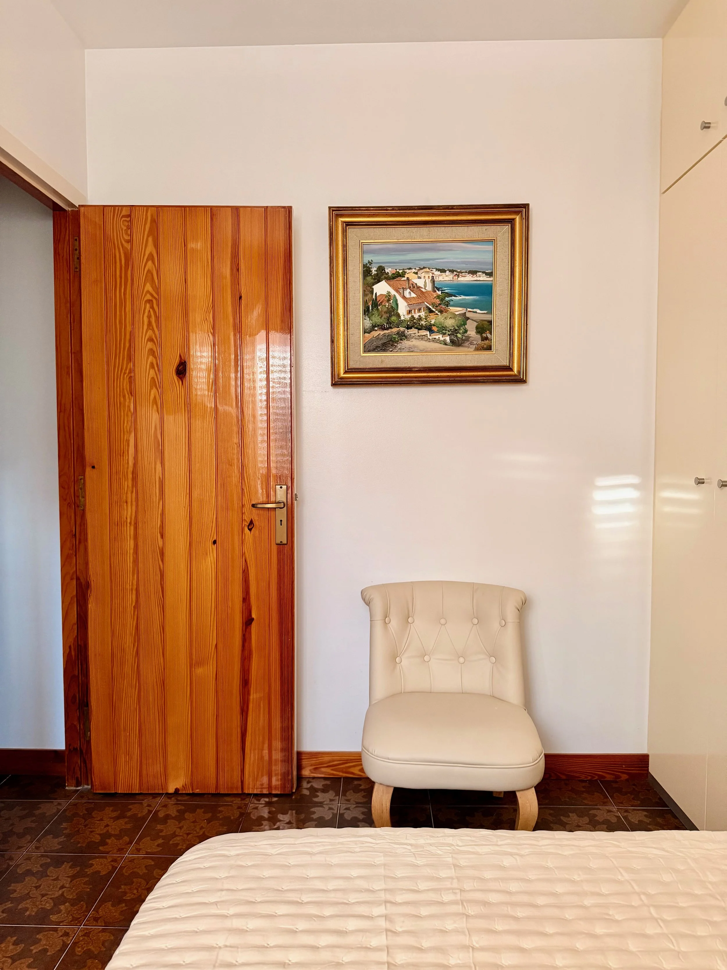 Habitación doble con baño propio en Ca la Nuri - Cadaqués. Baño propio. Vistas al jardín interior. Cerca de la cocina y areas de servicio.