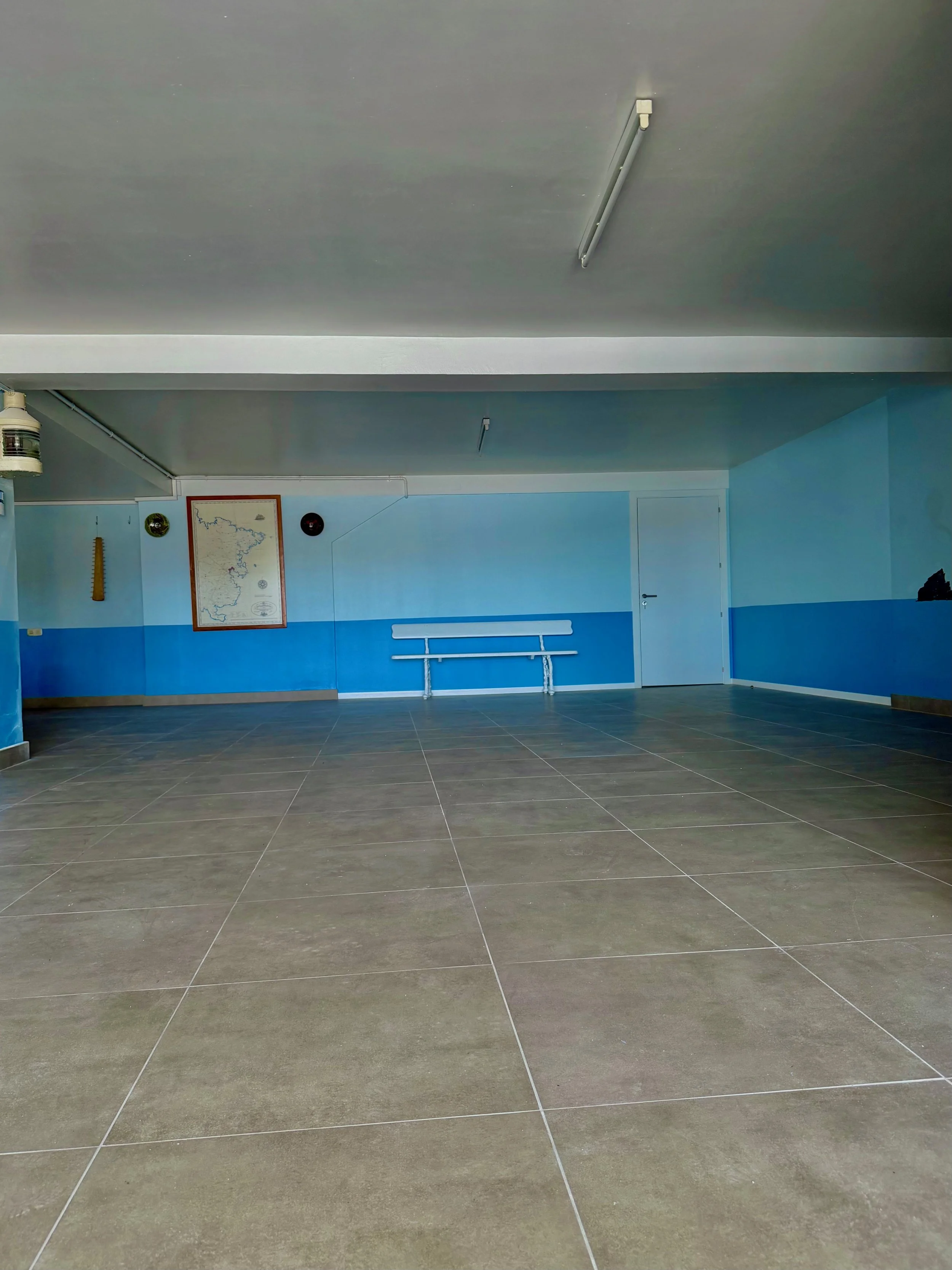 Garaje en Ca la Nuri - Cadaqués, con mucho espacio para aparcar hasta 5 coches, almacén, taller de bricolaje, y elementos de decoración marinos. 