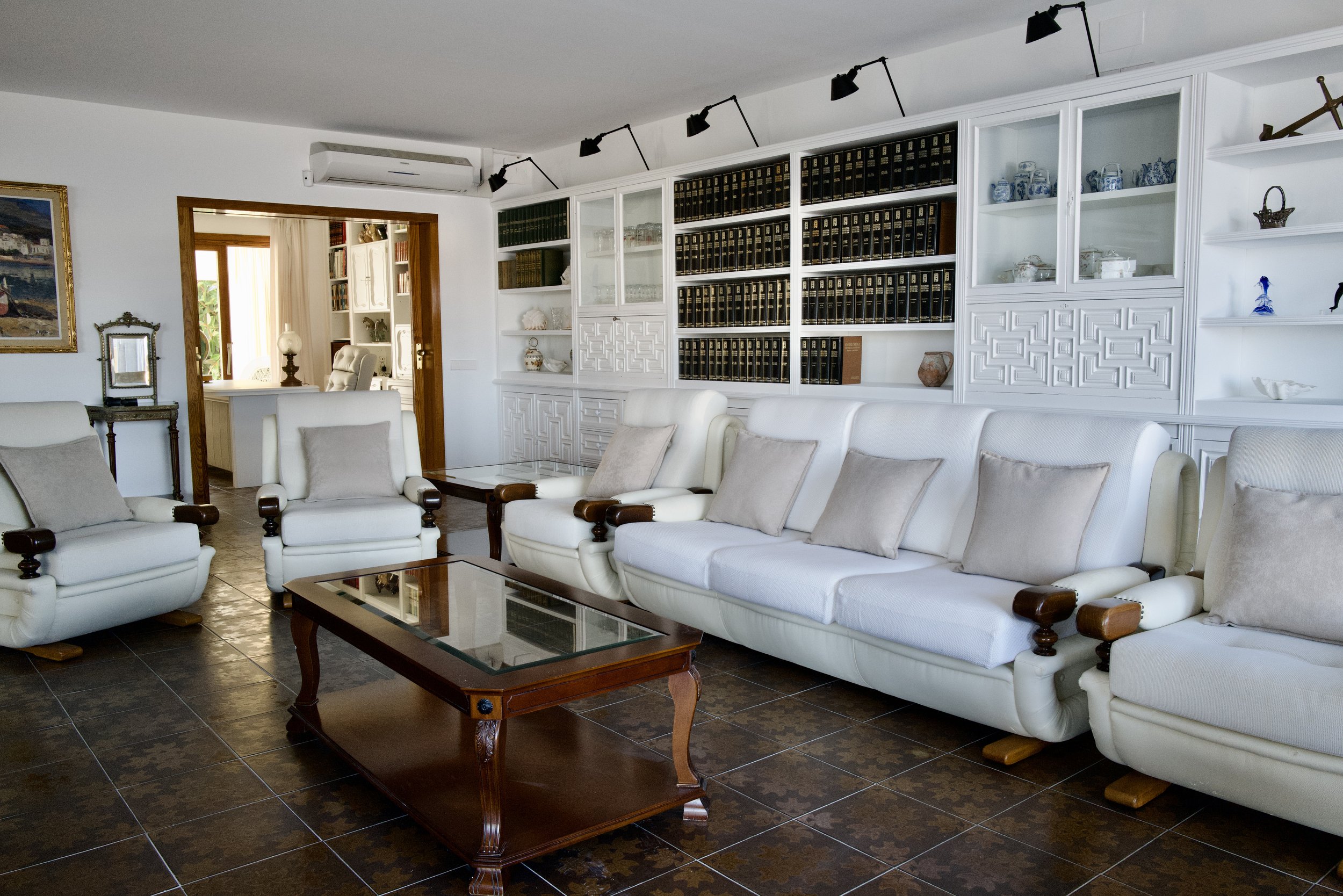 Gran sala de estar luminosa con una decoración mediterránea y vistas espectaculares al mar, en Ca la Nuri, una Casa de alquiler  de lujo y con encanto.