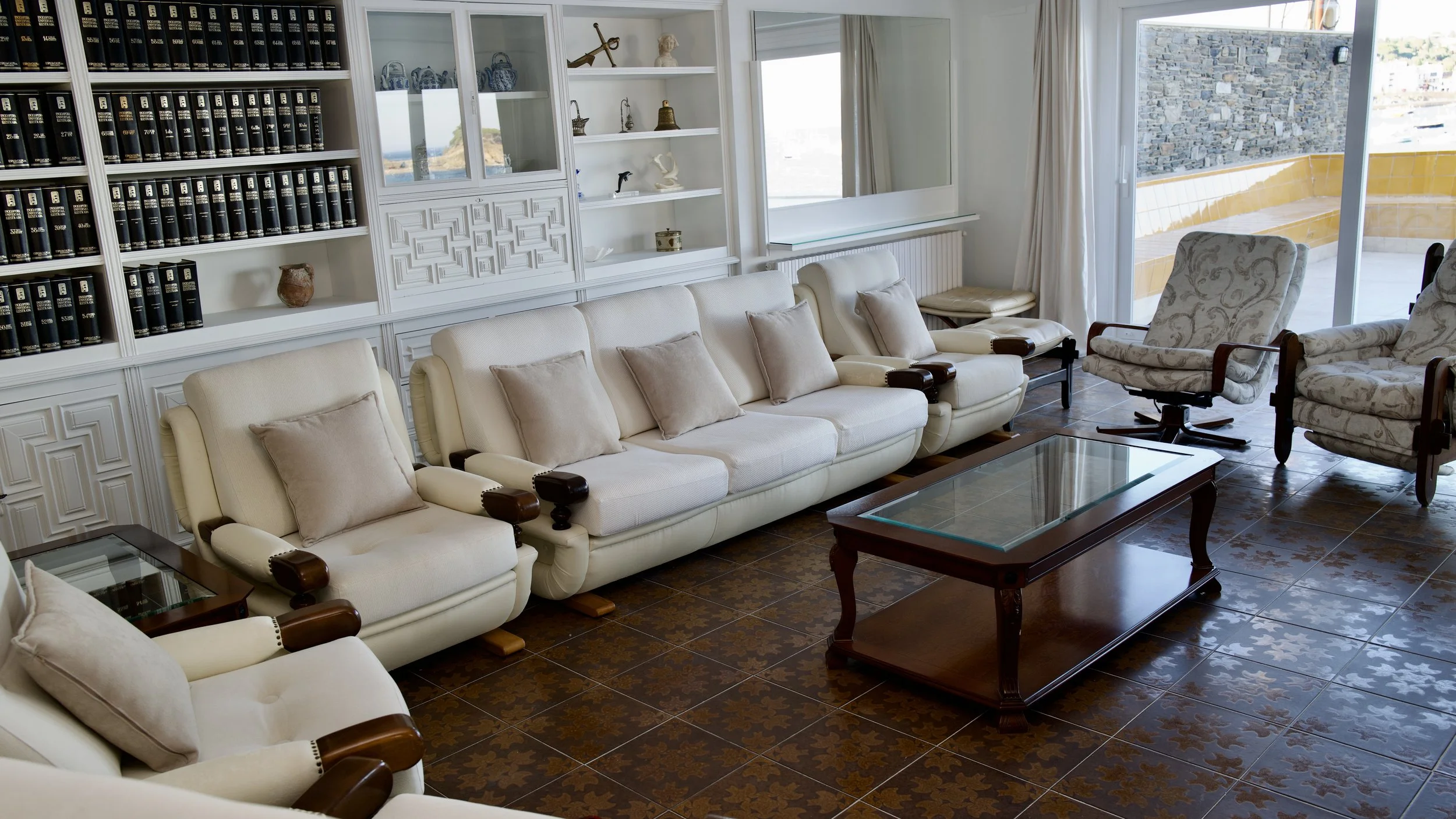 Sala de estar amplia en Ca la Nuri, una casa de alquiler de Temporada para disfrutar de la magia de Cadaqués.