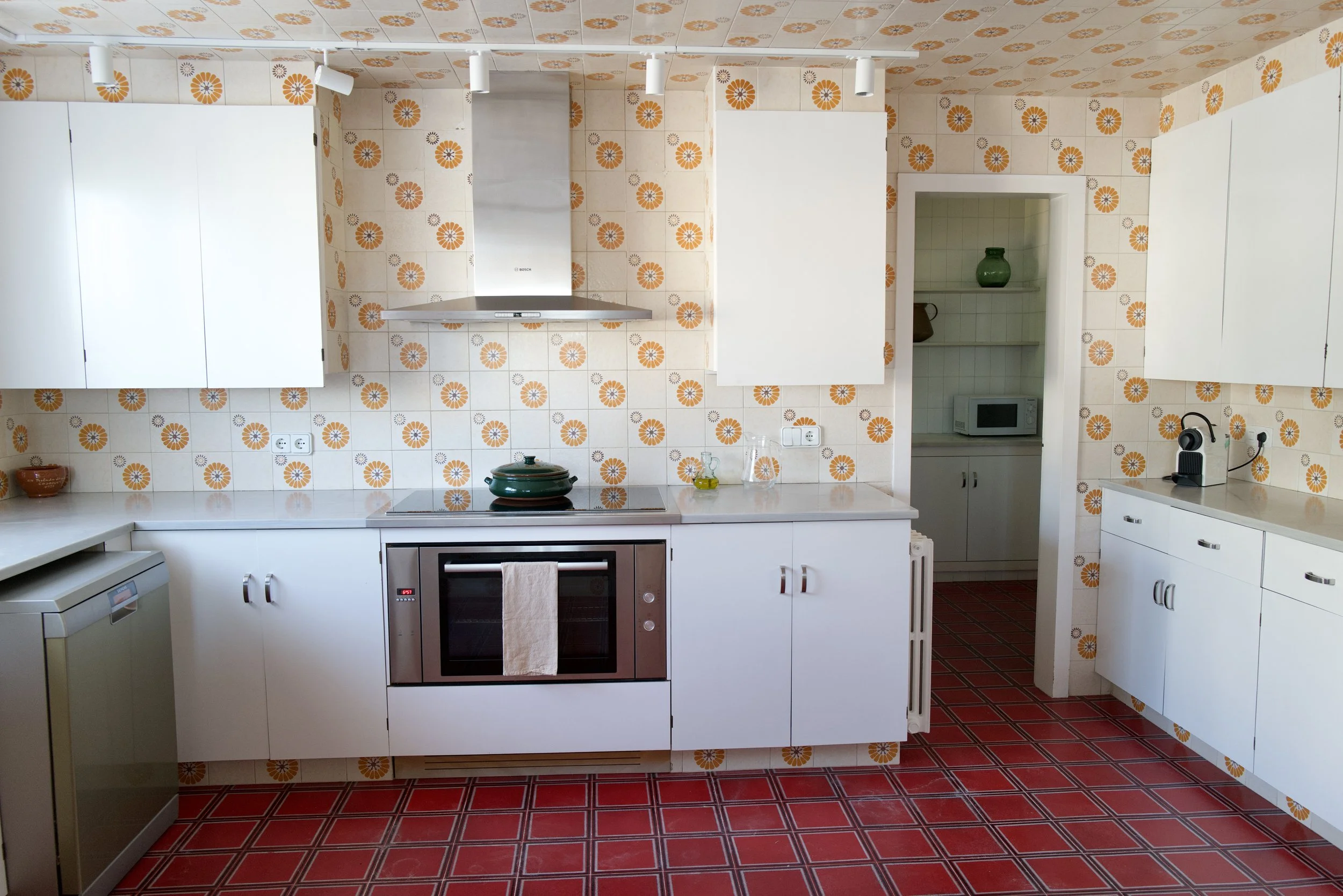 Amplia cocina de diseño kitsch. Equipada con una gran enzimera, lavaplatos y frigorífico americano