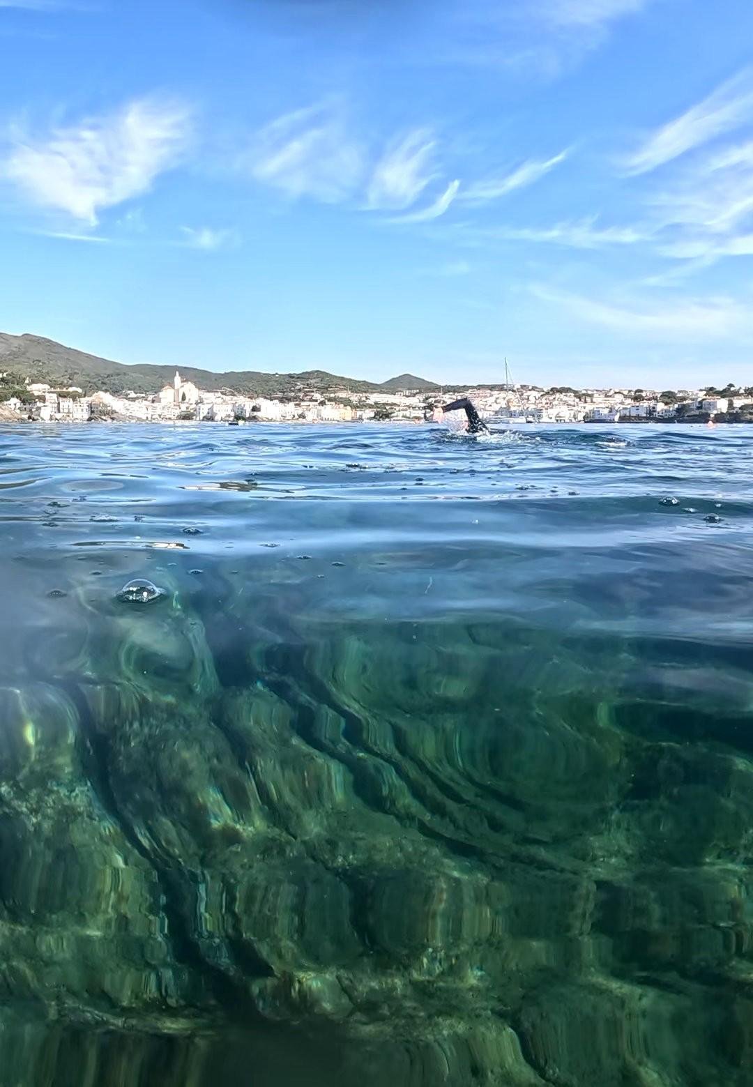 Cadaqués des del mar. Natació en aigües obertes a la via brava de Cadaqués