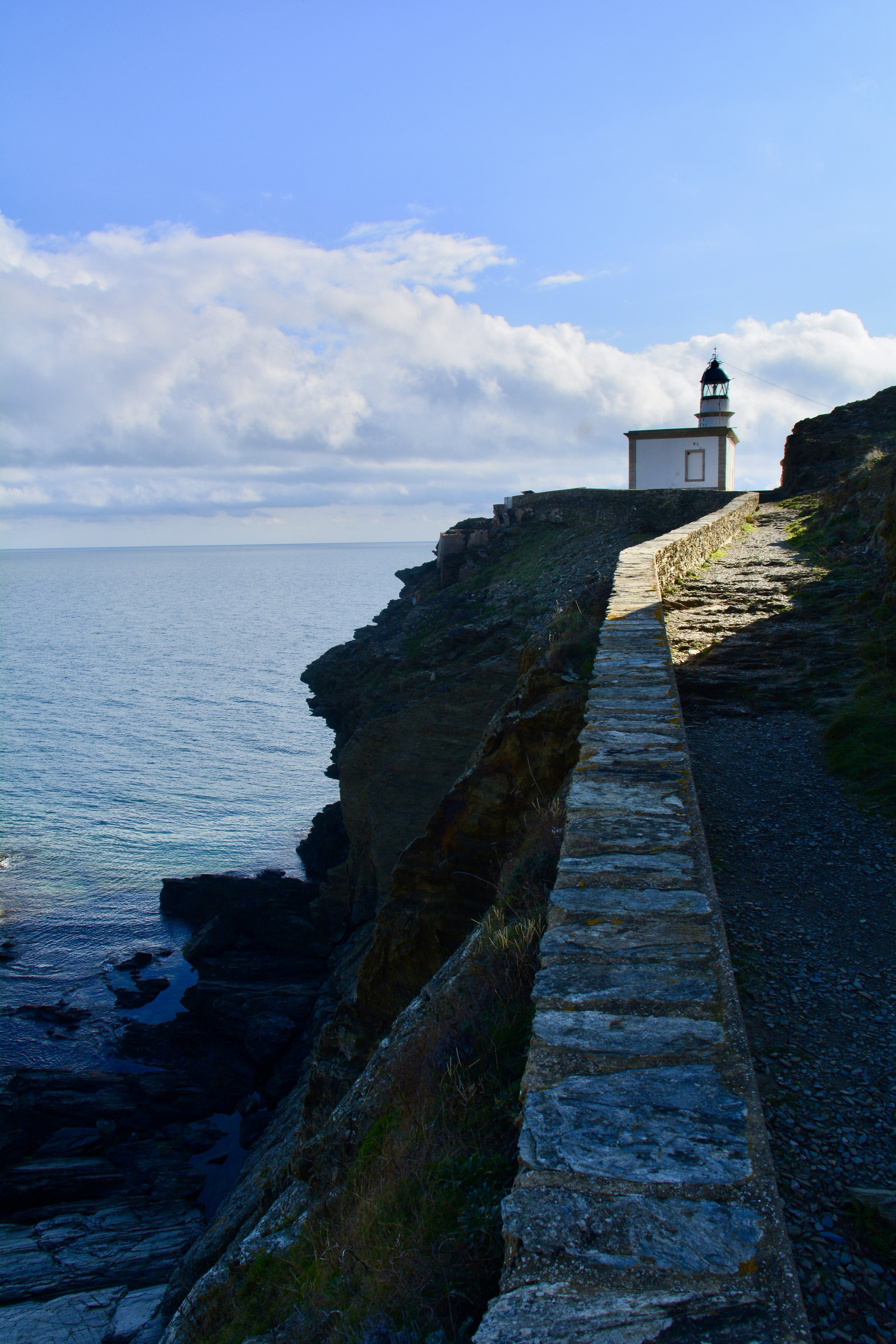 Faro de Ca la Nans. És una caminata a pie muy aconsejable para familias y amantes de la naturaleza. Son 6 kilómetros, ida y vuelta, desde Ca la Nuri - Cadaqués.