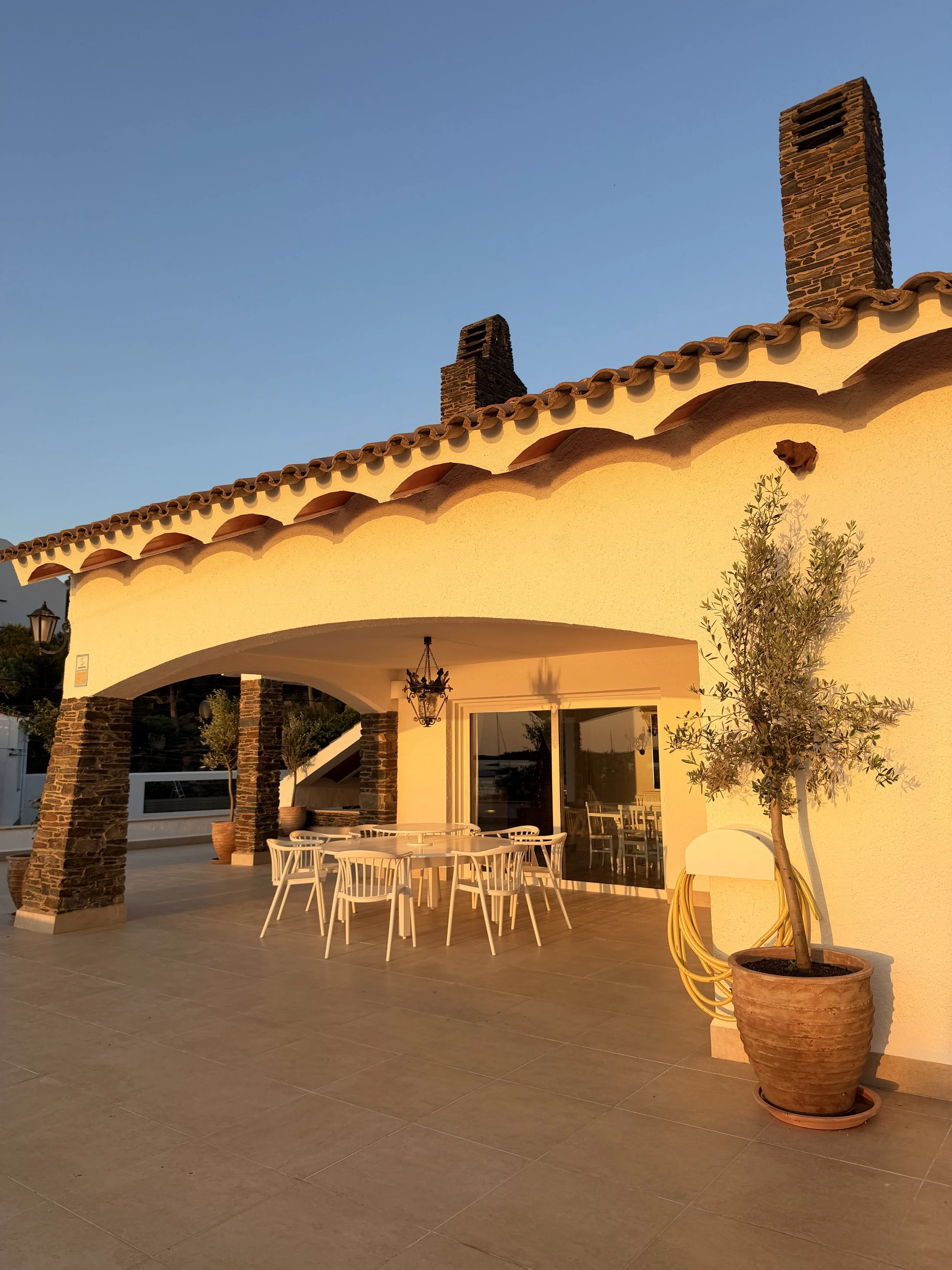 empieza el día en la terraza espectacular a primera línea de mar  en la exclusiva casa de alquiler Ca la Nuri - Cadaqués