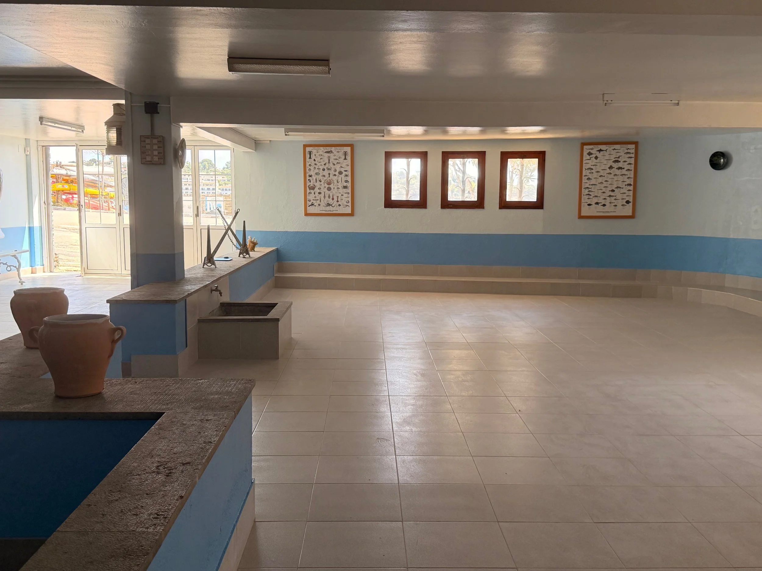 Garaje en Ca la Nuri - Cadaqués, con mucho espacio para aparcar hasta 5 coches, almacén, taller de bricolaje, y elementos de decoración marinos. 