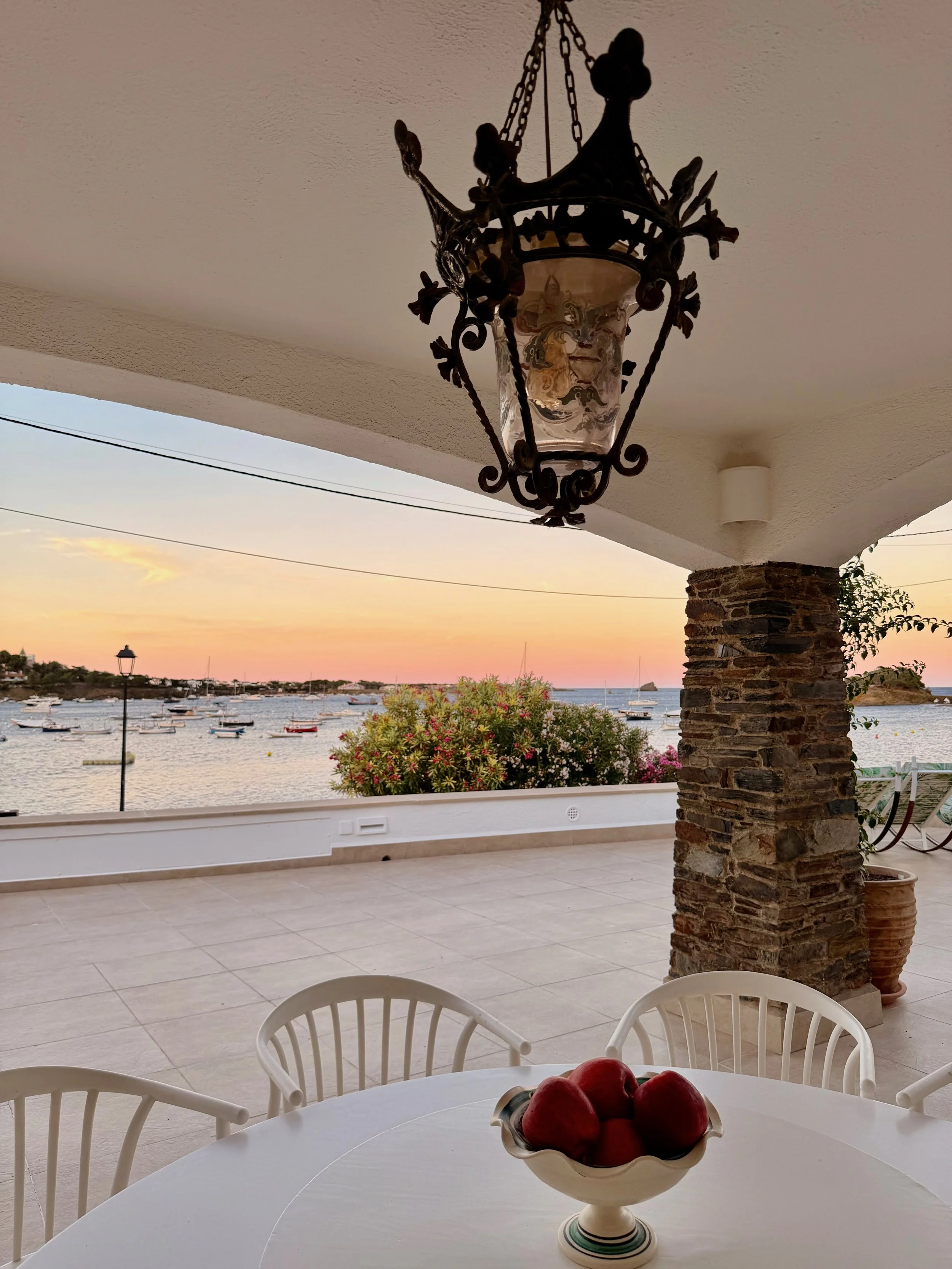 Puesta de sol en el porche comedor de la terraza con espectaculares vistas al mar en la casa de alquiler Ca la Nuri Cadaqués 