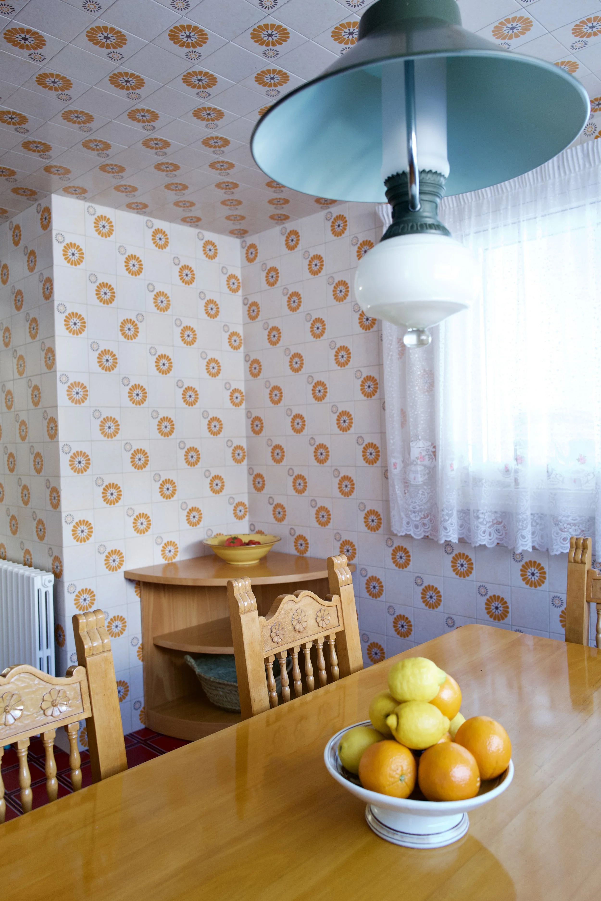 Amplia cocina comedor con vistas al mar y a la montaña de diseño kitsch. Equipada con una gran enzimera, lavaplatos y frigorífico americano en la prestigiosa casa de alquiler ca la Nuri - Cadaqués.