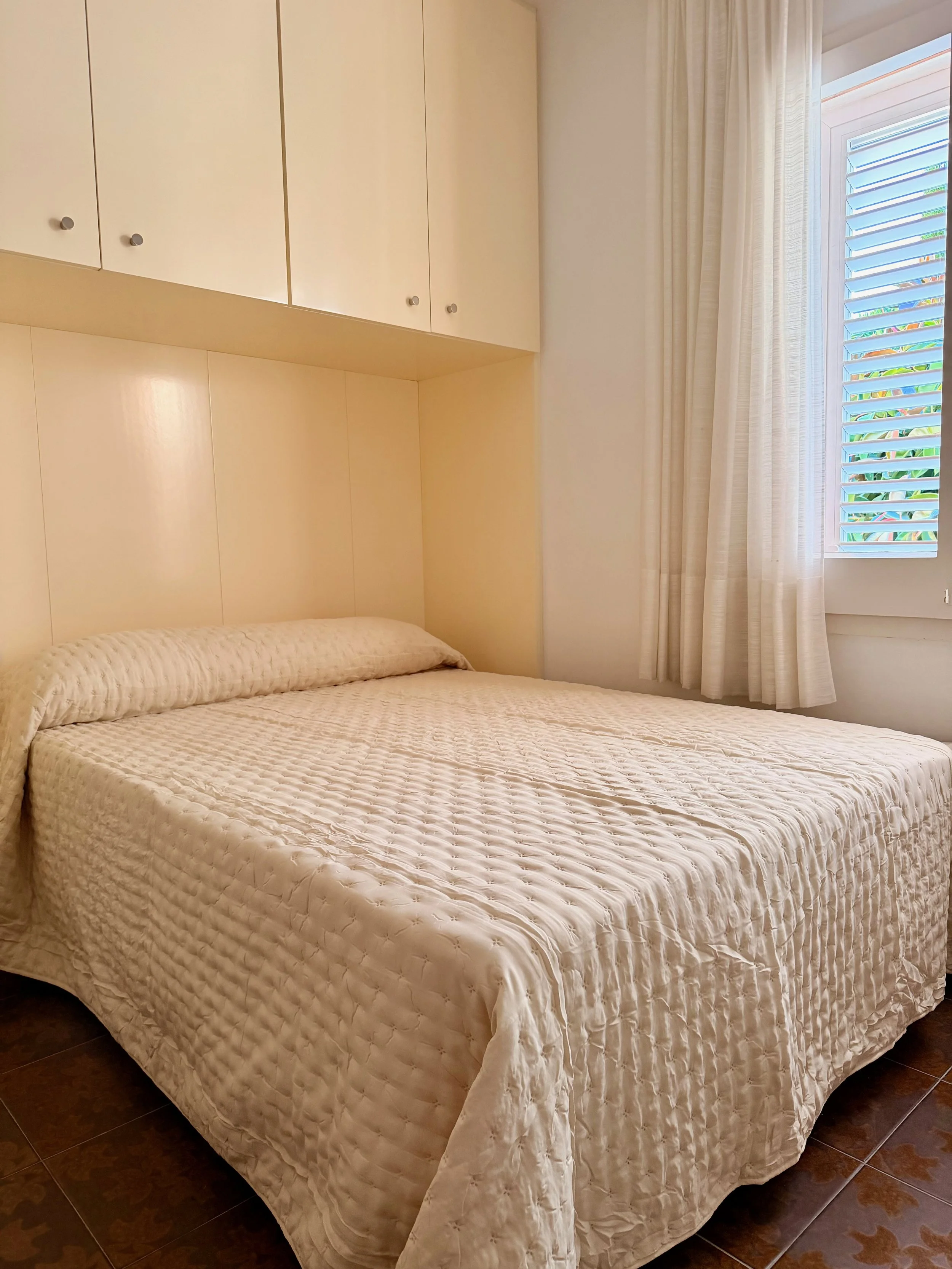 Habitación doble con baño propio en Ca la Nuri - Cadaqués. Vistas al jardín interior. Cerca de la cocina y areas de servicio.