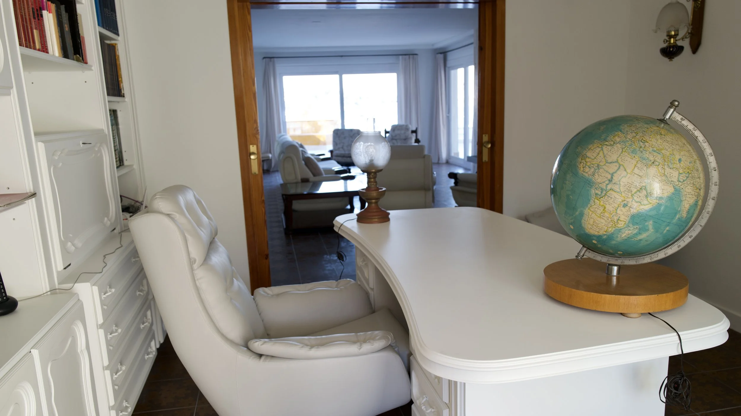 Despatxo en la Casa de alquiler Ca la Nuri - Cadaqués. Un espacio luminoso, cómodo, con acceso a la sala de estar - comedor, y a una pequeña galería. Con vistas al jardín interior. Un espacio donde trabajar relajado y con un ambiente cálido, en la pl
