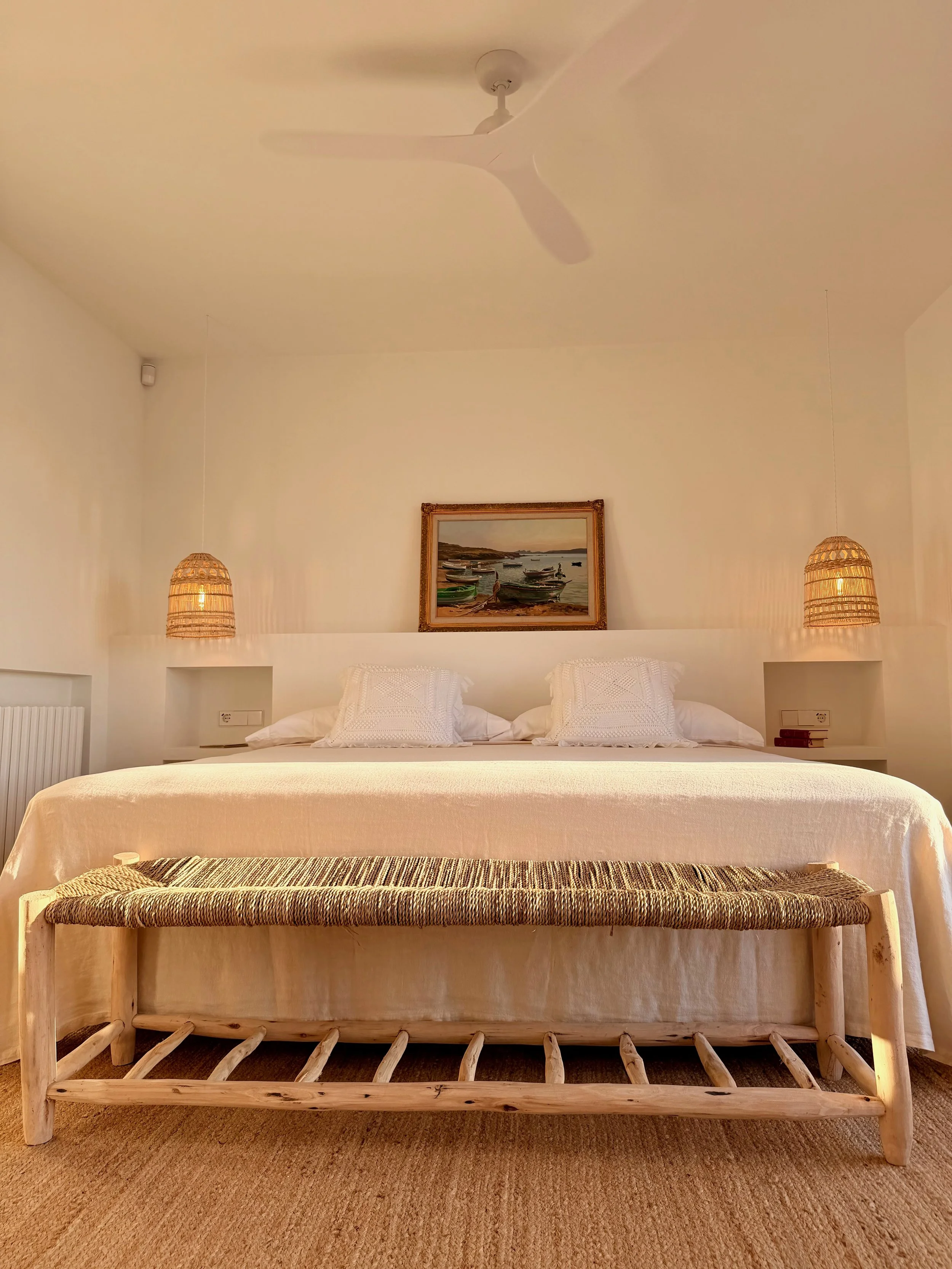 Habitación selecta y con encanto en la exclusiva casa de alquiler Ca la Nuri Cadaqués a primera línea de mar.