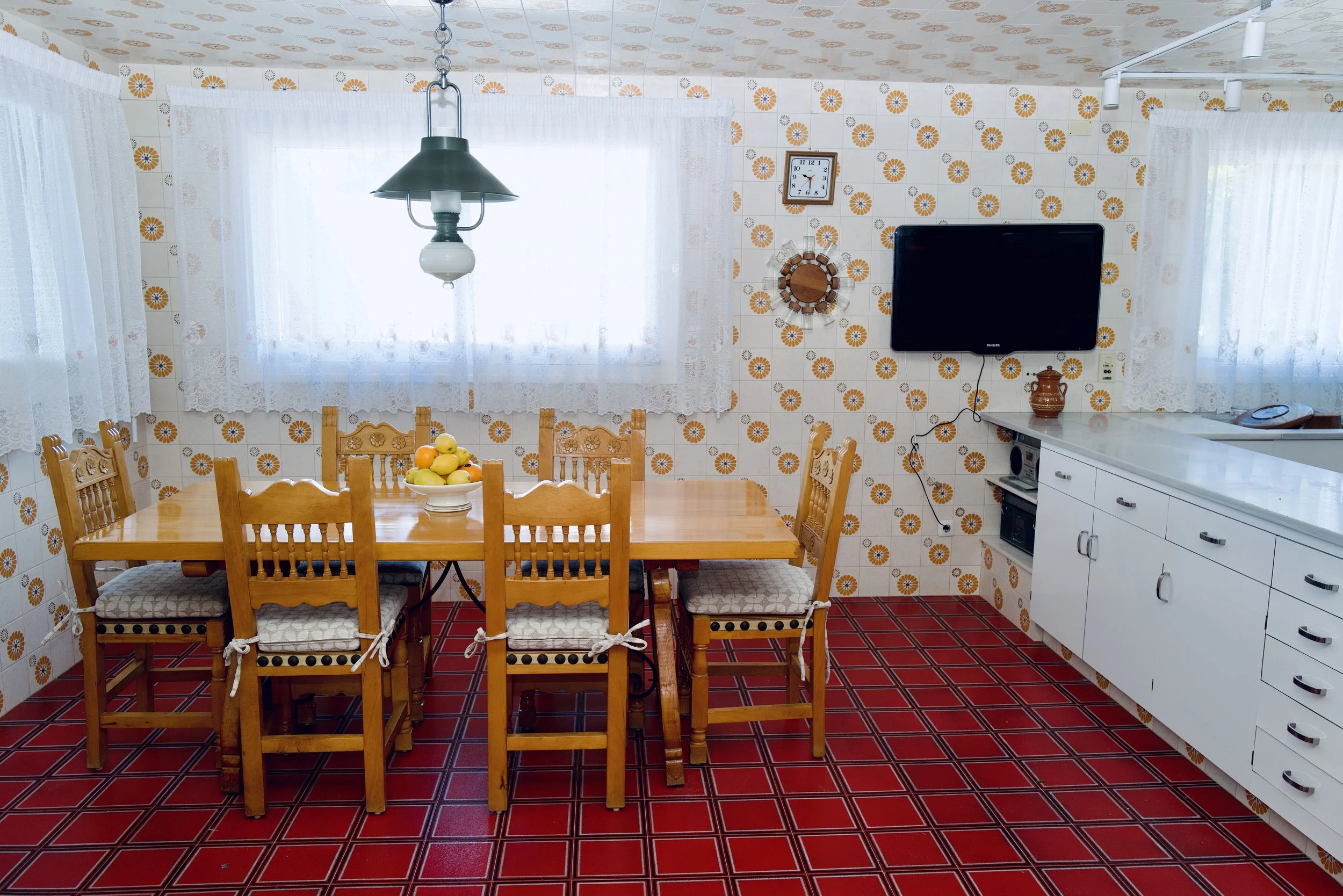 Amplia cocina de diseño kitsch. Equipada con una gran enzimera, lavaplatos y frigorífico americano