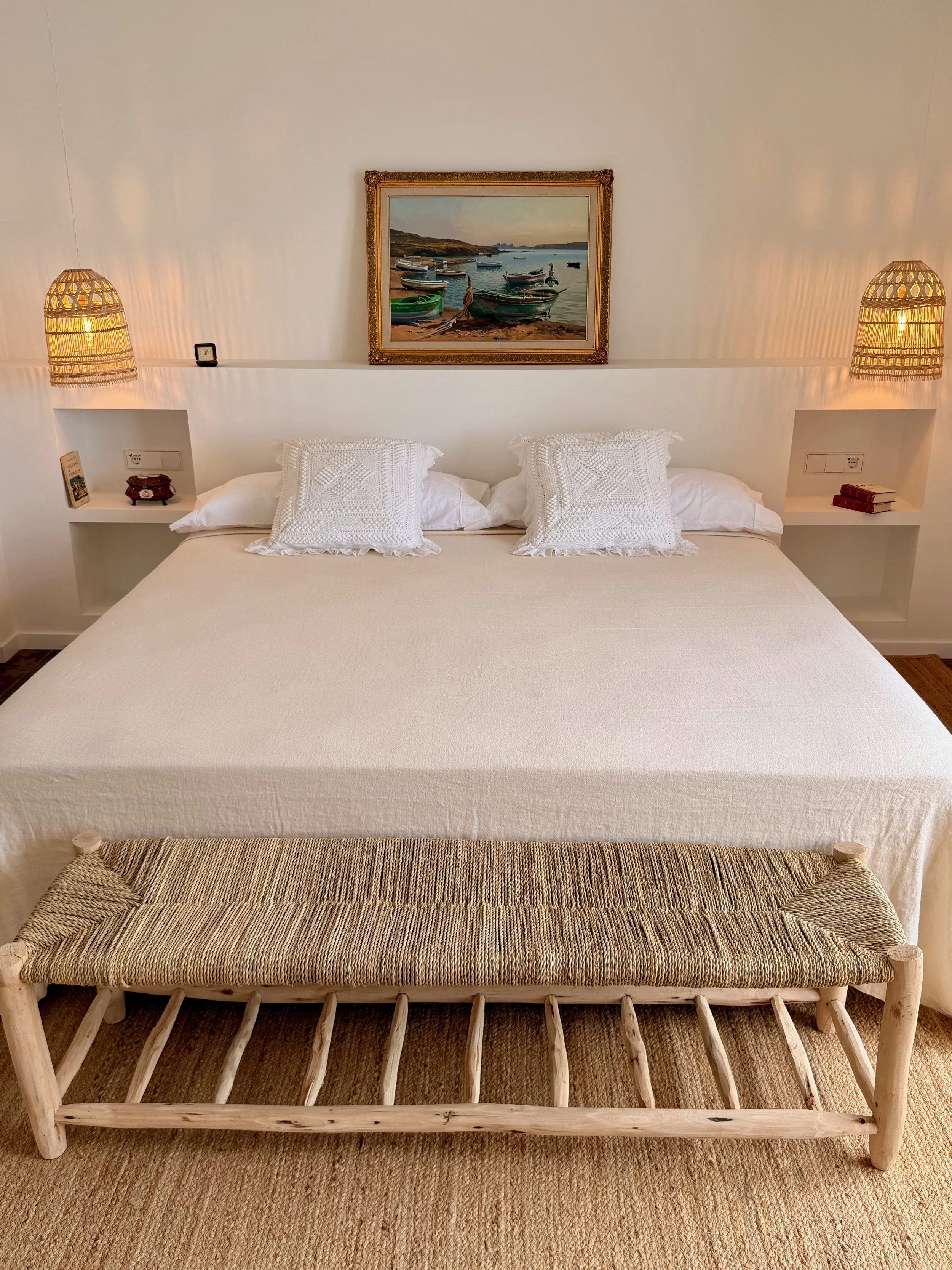 Habitación selecta y con encanto en la exclusiva casa de alquiler Ca la Nuri Cadaqués a primera línea de mar.