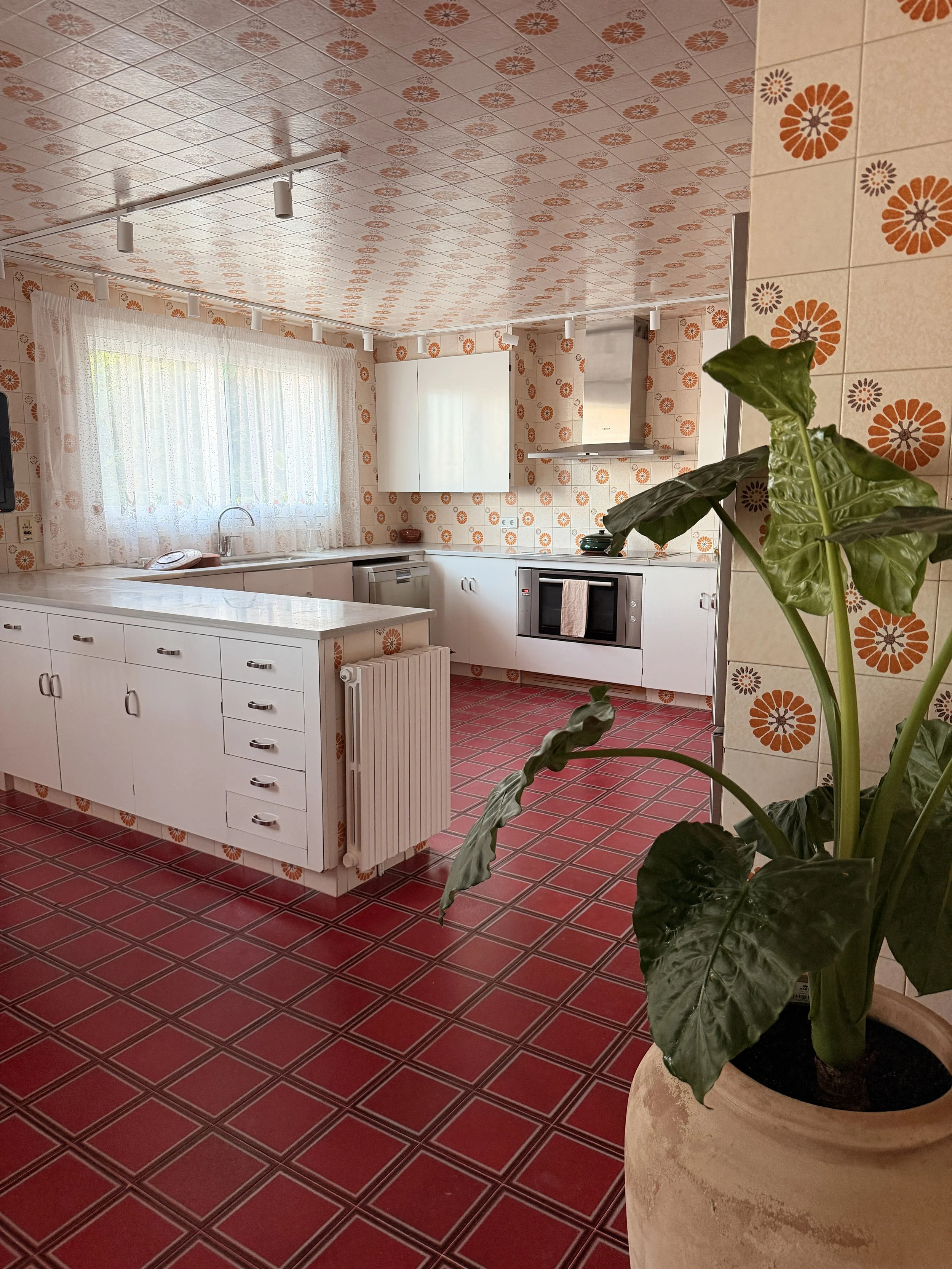 Amplia cocina con vistas al mar y a la montaña de diseño kitsch. Equipada con una gran enzimera, lavaplatos y frigorífico americano en la prestigiosa casa de alquiler ca la Nuri - Cadaqués