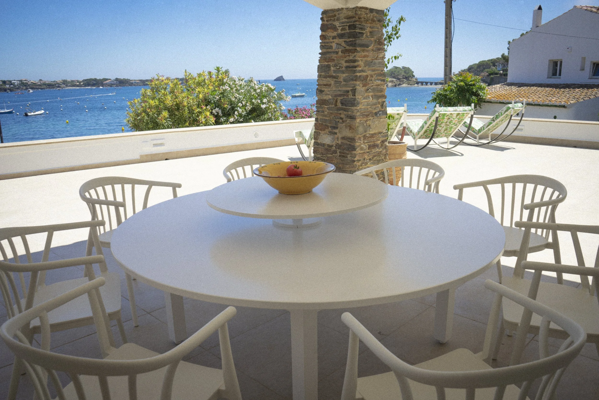 Exclusivas vistas des de el porche comedor de la selecta casa de alquiler  Ca la Nuri Cadaqués.