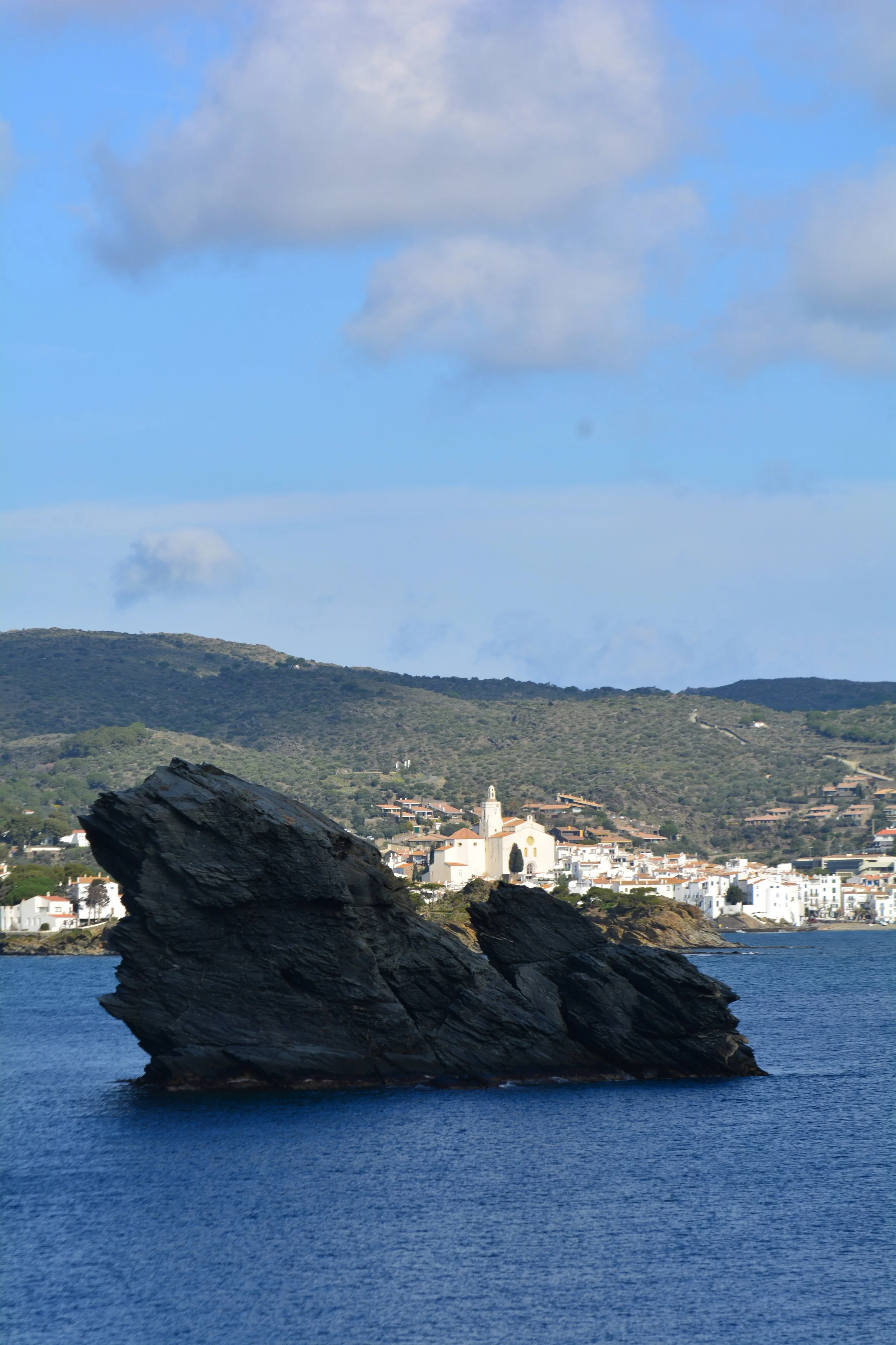 Cadaqués i Es Cucurucuc de Sa Sabolla desde el mar.