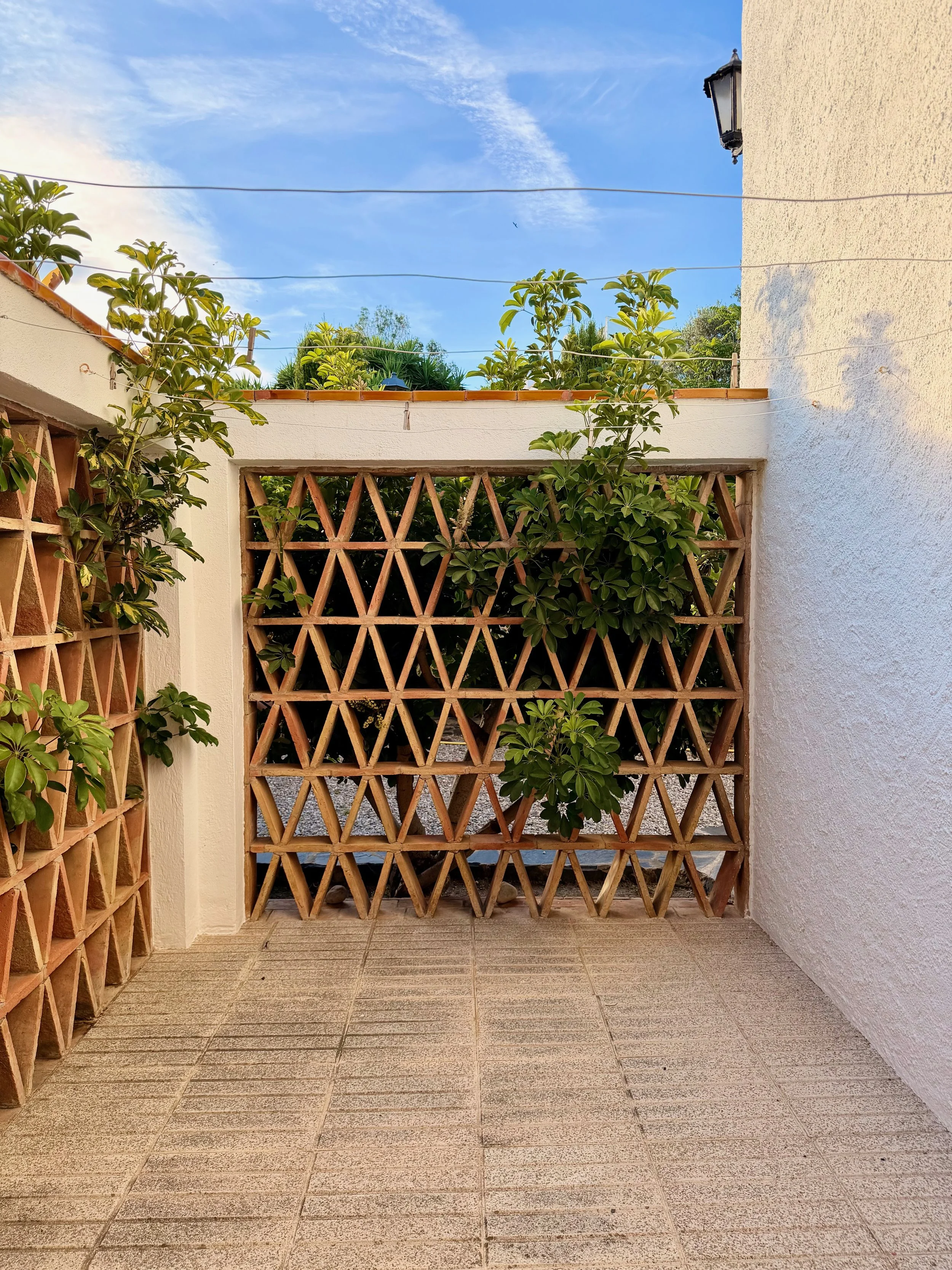 Lavadero equipado en Ca la Nuri - Cadaqués. Lavadora, secadora, fregadero para la ropa y tendedero amplio en el jardín interior.