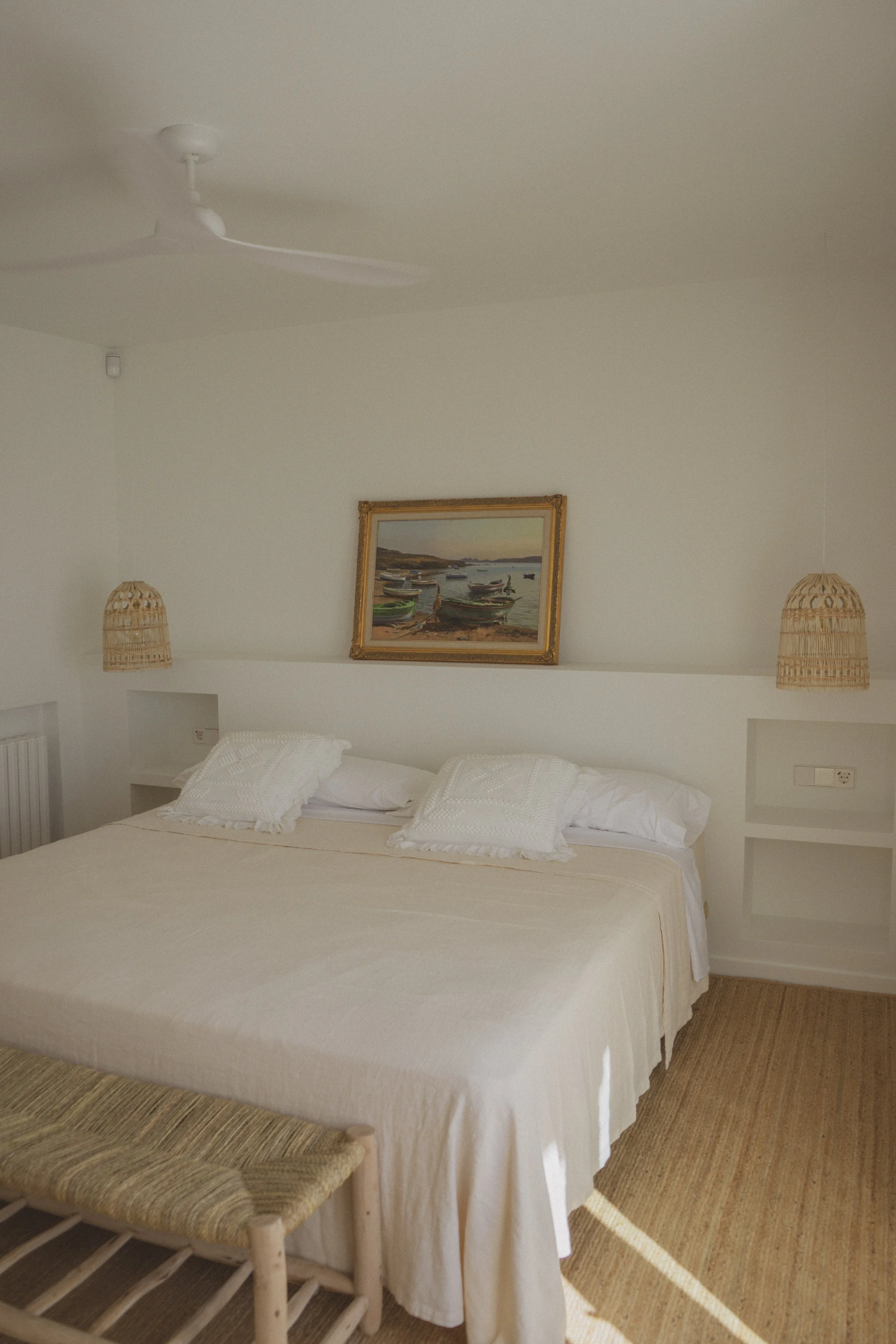 Habitación selecta y con encanto en la exclusiva casa de alquiler Ca la Nuri Cadaqués a primera línea de mar.