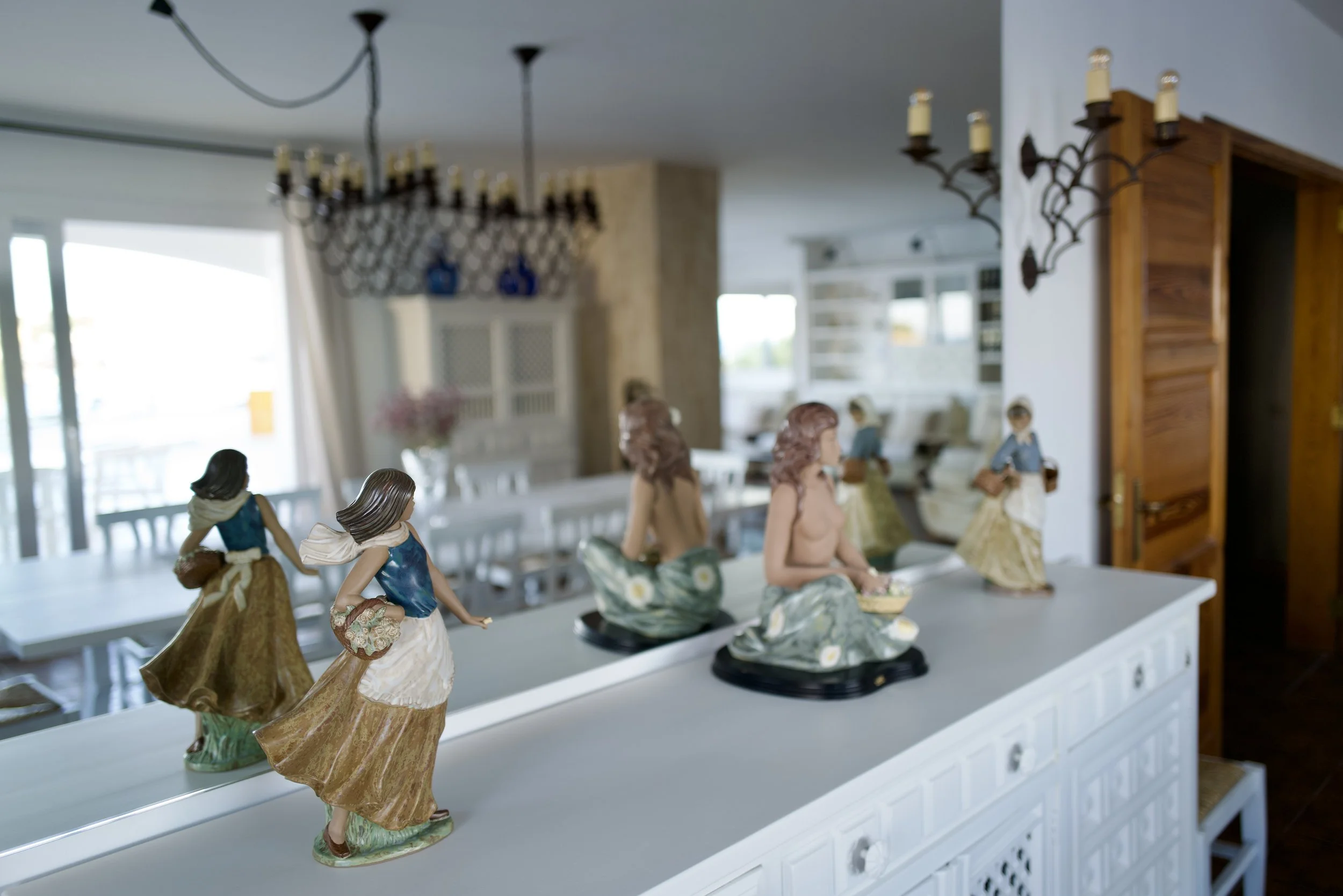 Icónicas esculturas de la  prestigiosa firma valenciana Lladró en el comedor  de la exclusiva casa de alquiler  Ca la Nuri en Cadaqués.