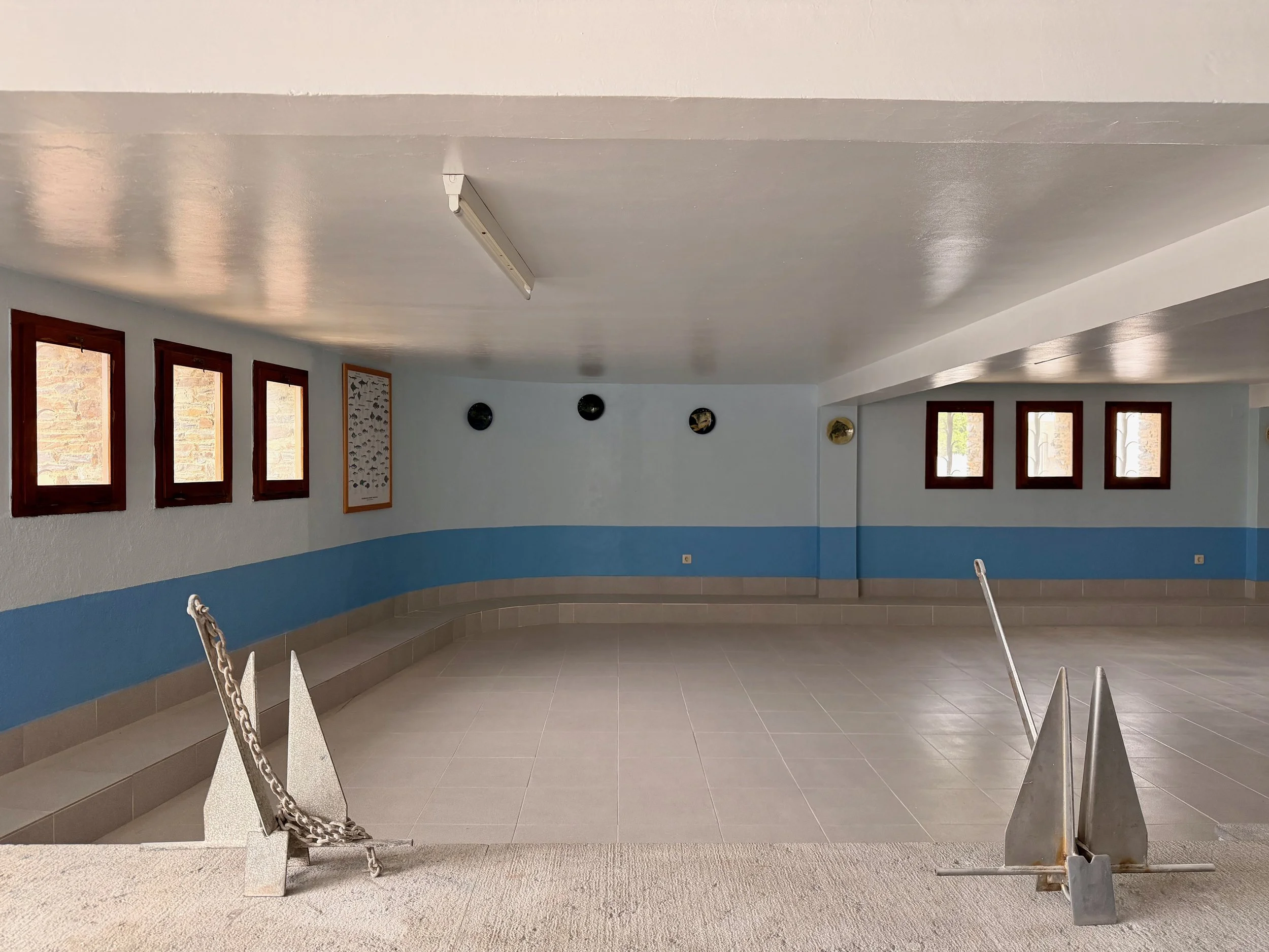 Garaje en Ca la Nuri - Cadaqués, con mucho espacio para aparcar hasta 5 coches, almacén, taller de bricolaje, y elementos de decoración marinos. 