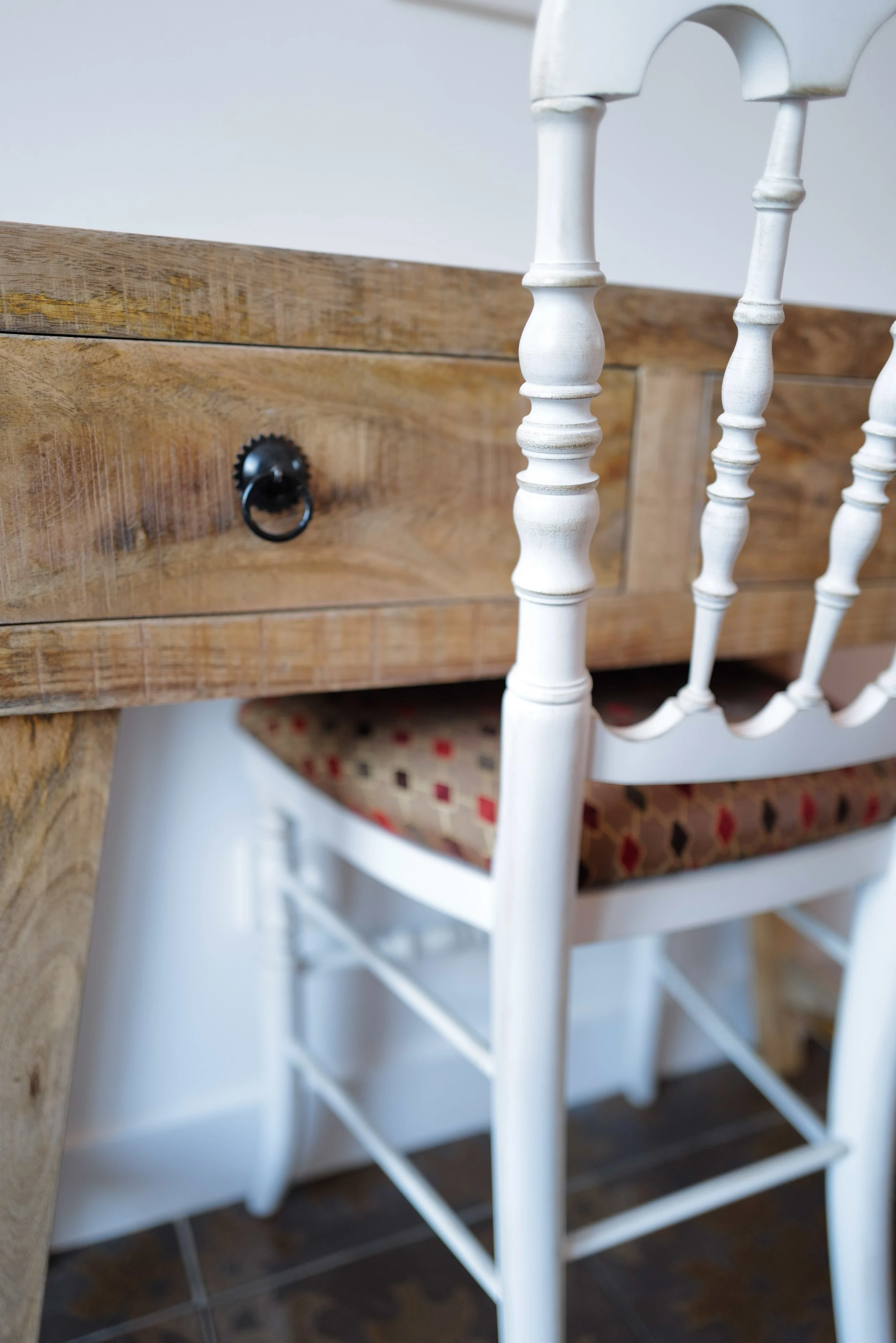 Habitación doble exclusiva en Ca la Nuri Cadaqués. Detalle de una silla y mueble de diseño