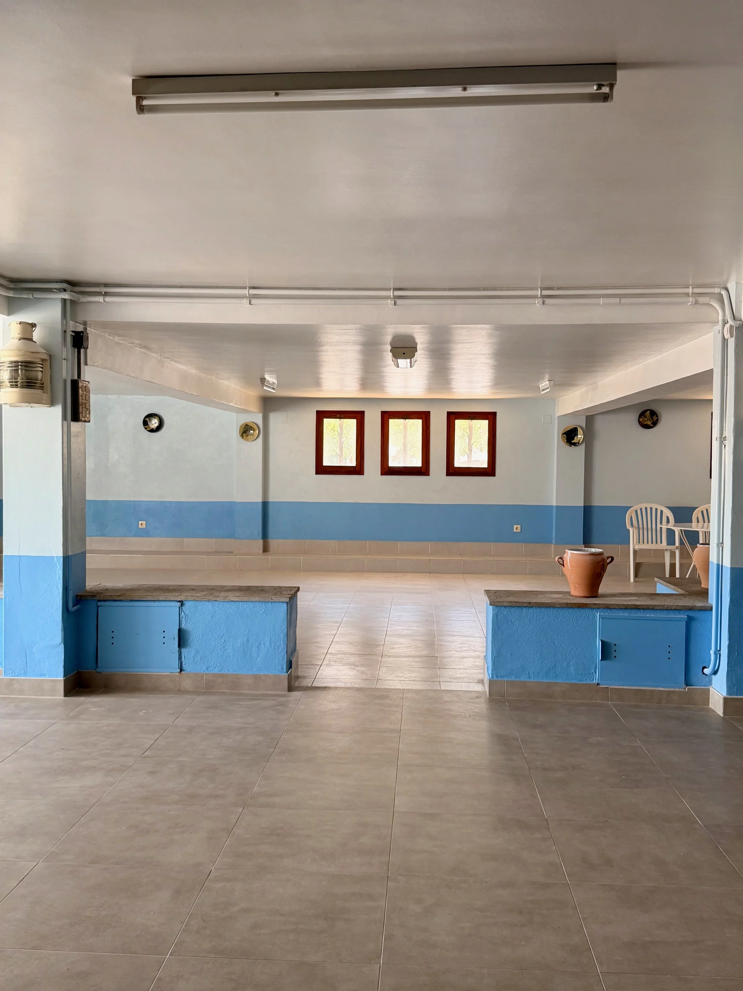 Garaje en Ca la Nuri - Cadaqués, con mucho espacio para aparcar hasta 5 coches, almacén, taller de bricolaje, y elementos de decoración marinos. 