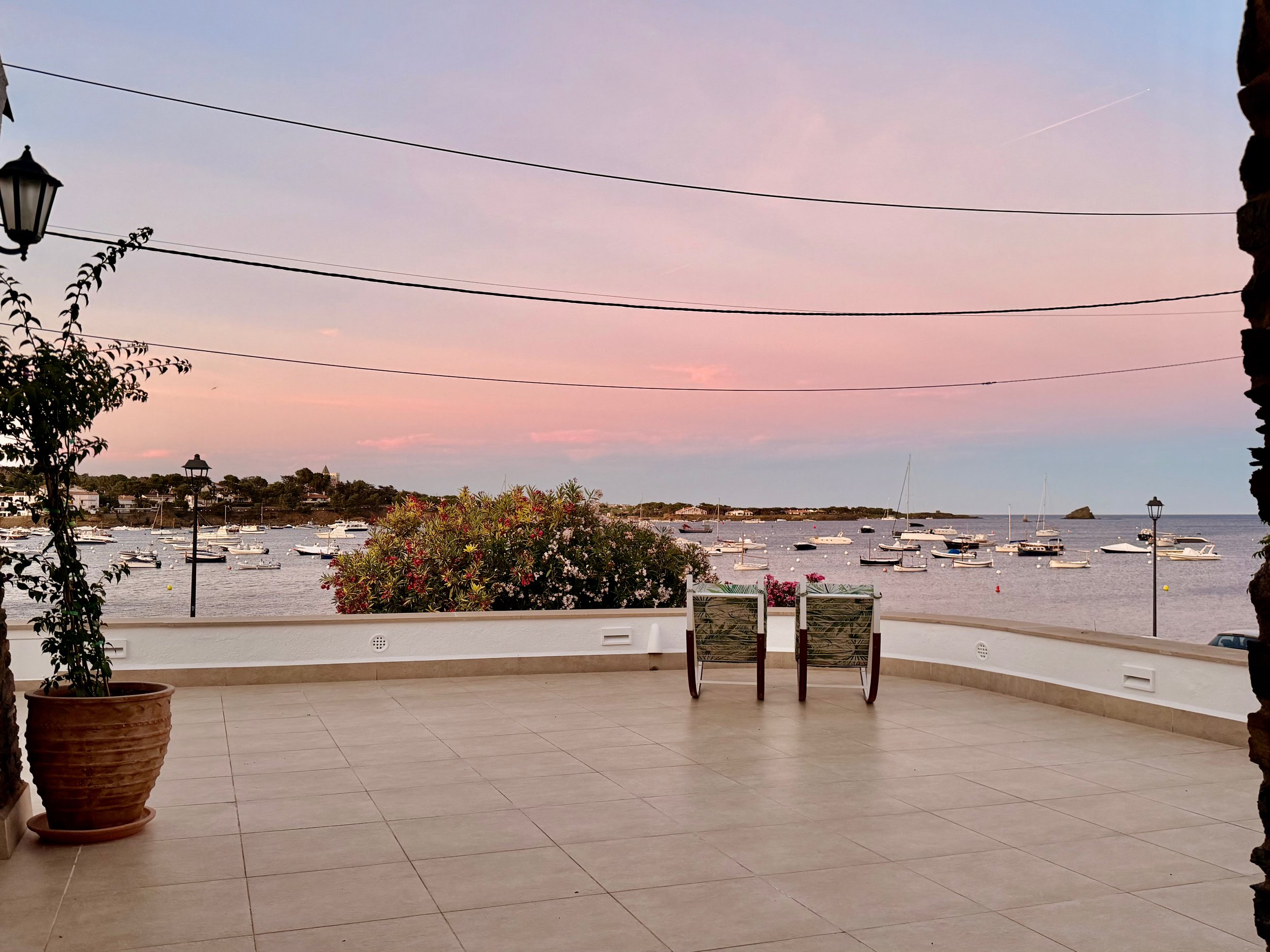 Puesta de sol en la terraza con espectaculares vistas al mar en la casa de alquiler Ca la Nuri Cadaqués. Te imaginas en las hamacas?