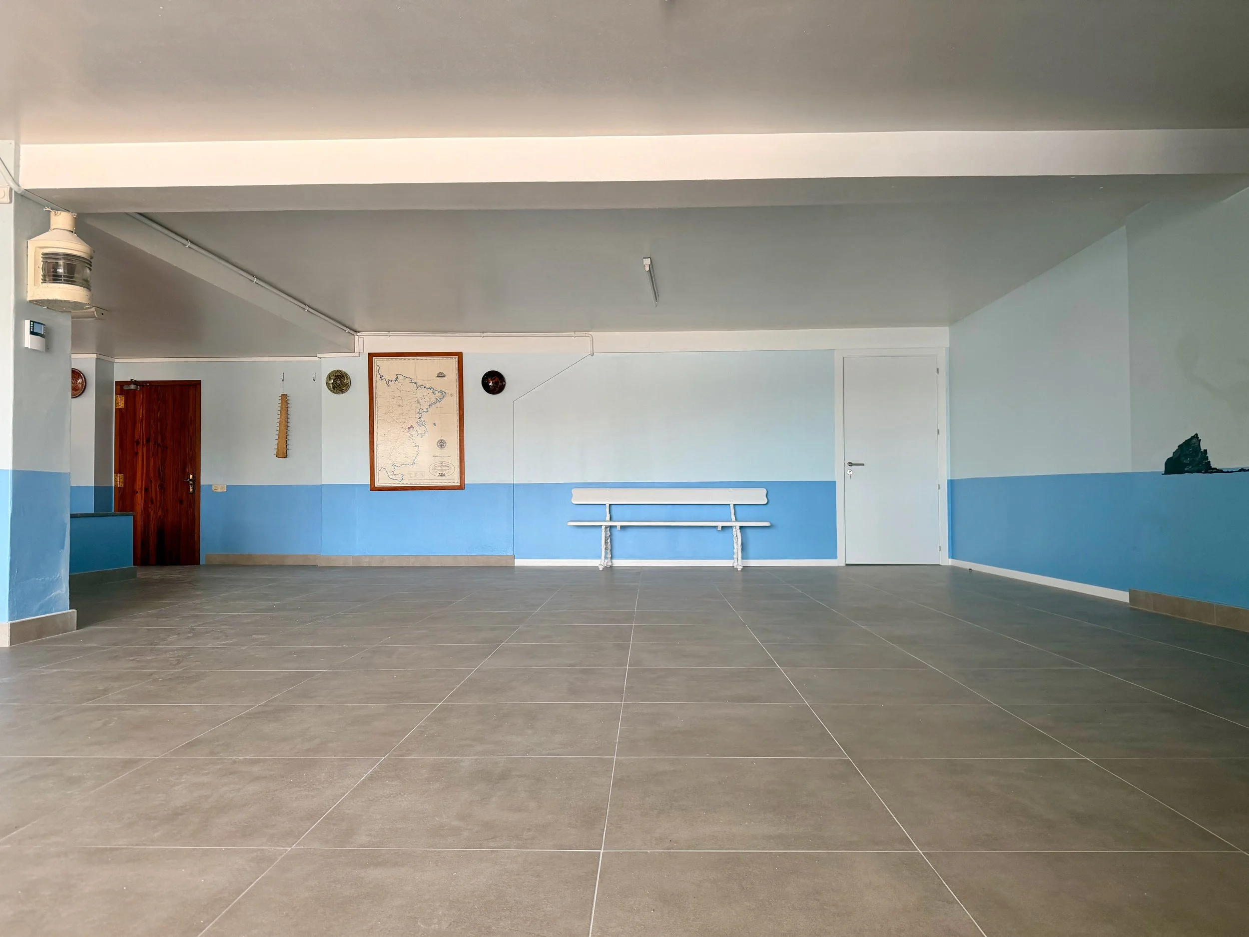 Garaje en Ca la Nuri - Cadaqués, con mucho espacio para aparcar hasta 5 coches, almacén, taller de bricolaje, y elementos de decoración marinos. 