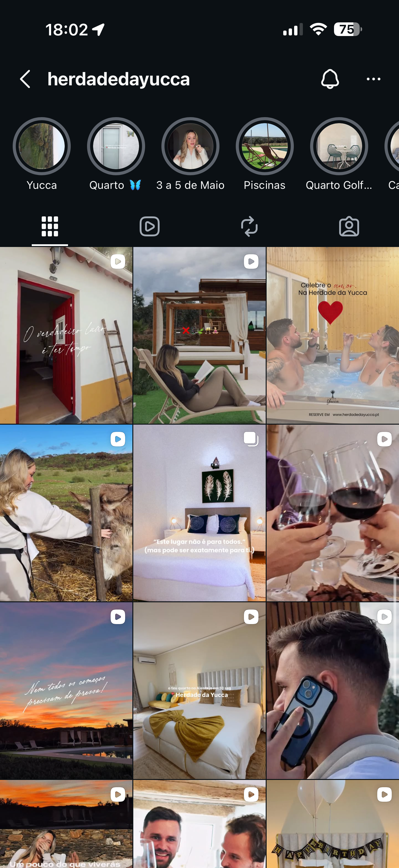 Tela de perfil no Instagram com várias fotos de uma viagem a uma propriedade chamada Herdade da Yucca, incluindo momentos de relaxamento, comida, natureza, quartos e celebrações.