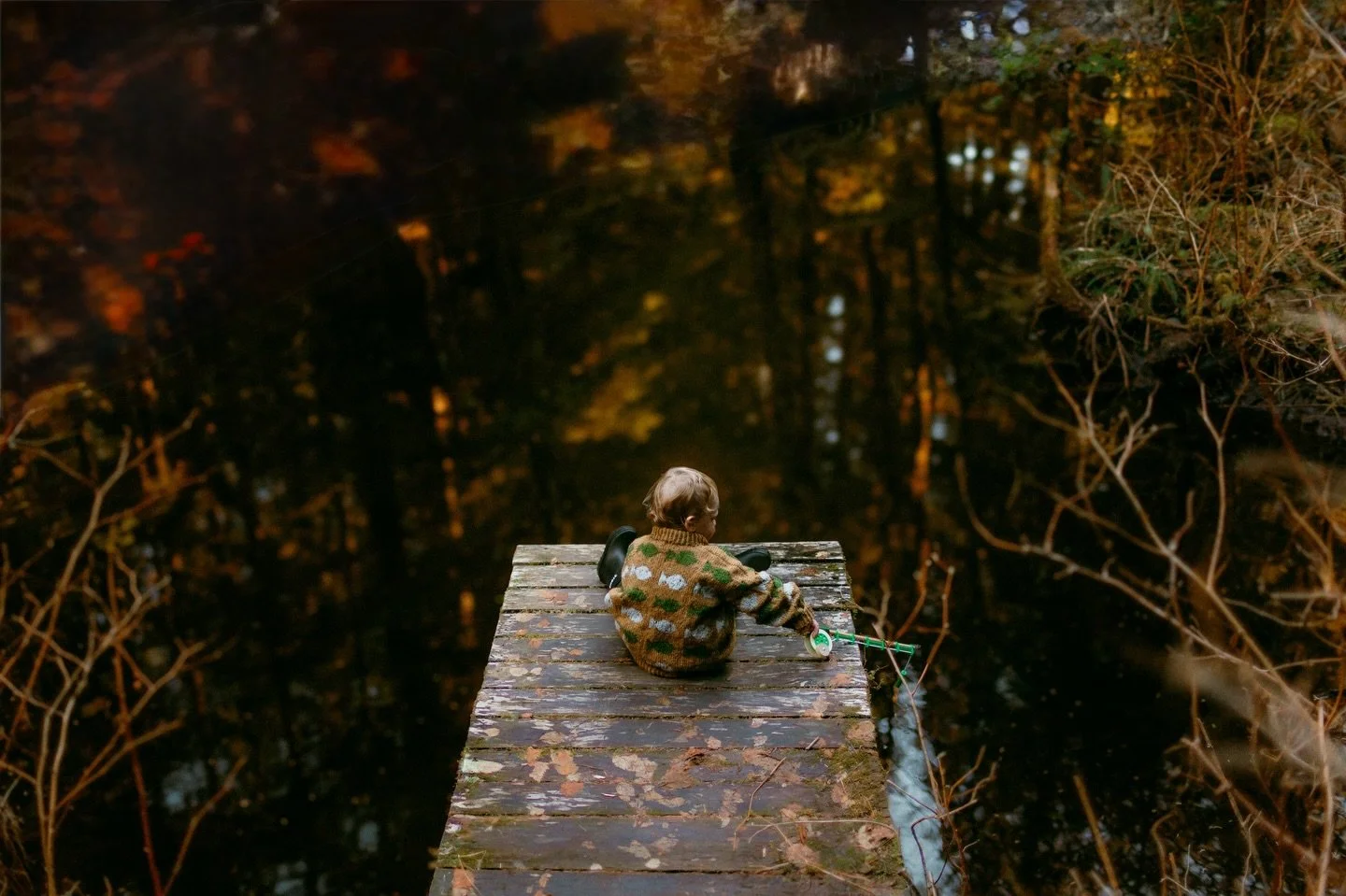 Fishin&rsquo; with Jack.
Golden light in the trees, quiet pond stillness, and all the hopes of catching something (even if the rod isn&rsquo;t real) &mdash; it feels just like being a kid again.
Wearing this beautiful sweater by @april.amanda.s 🤍