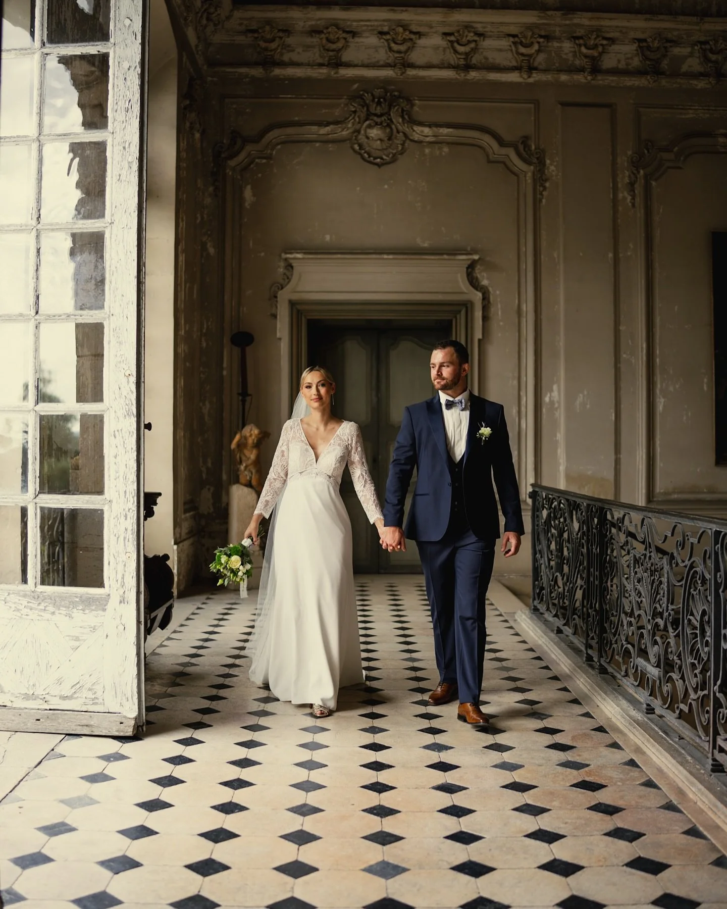 La saison des mariages fait son retour !! 

Nous avons trop h&acirc;te d&rsquo;immortaliser les journ&eacute;es de nos futurs mari&eacute;s 🤩

#weddingphotography #weddingdress #weddingday #love 
@detheophile