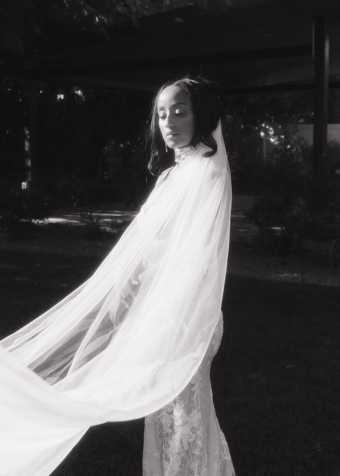 Modern bridal portrait aligned with Amelia Island’s coastal elegance.