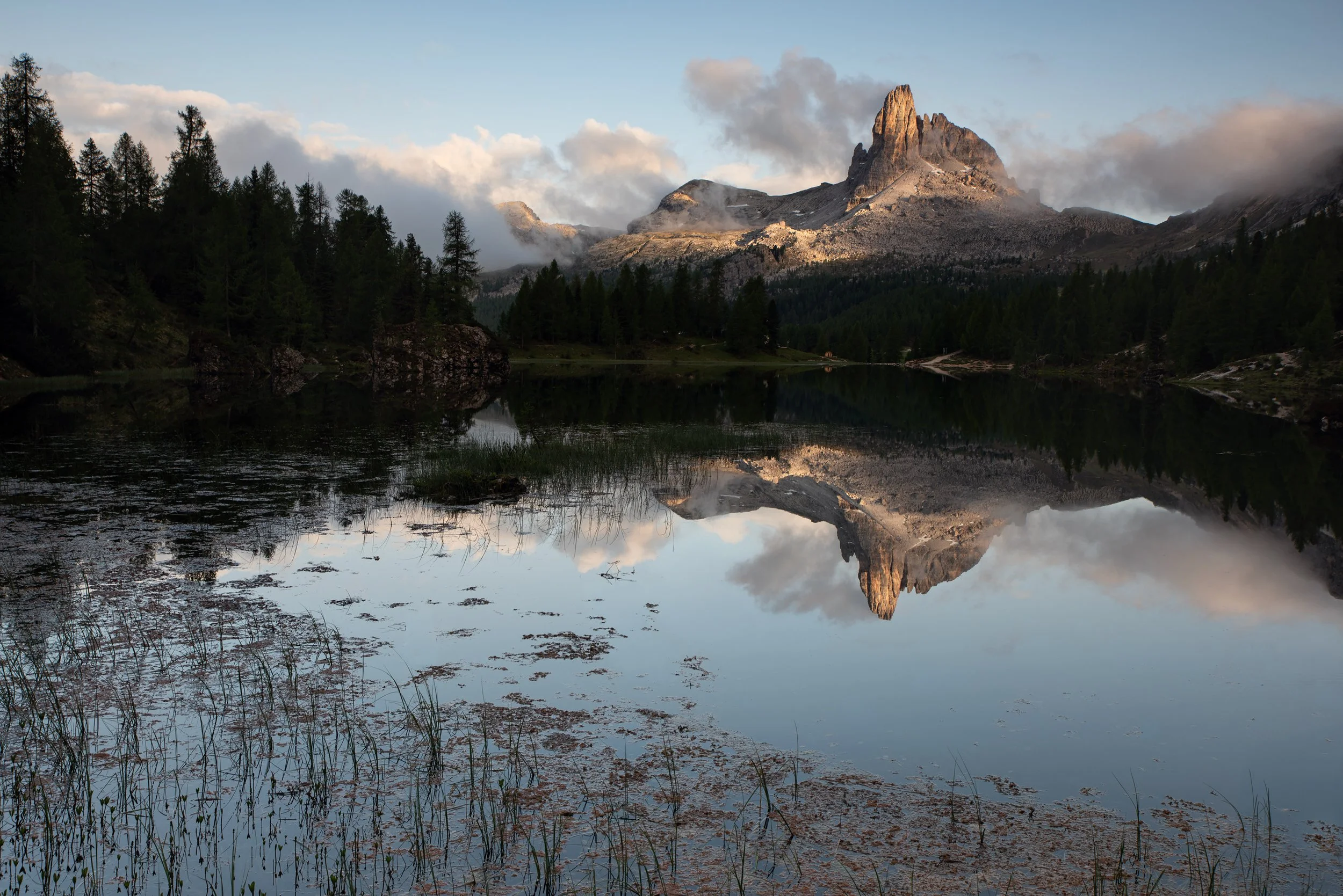 Lago federal reflection of the mountain peak in the lake.
