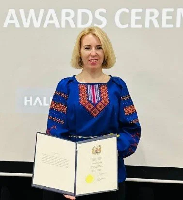 Nova Horizons volunteer holds awards certificate.