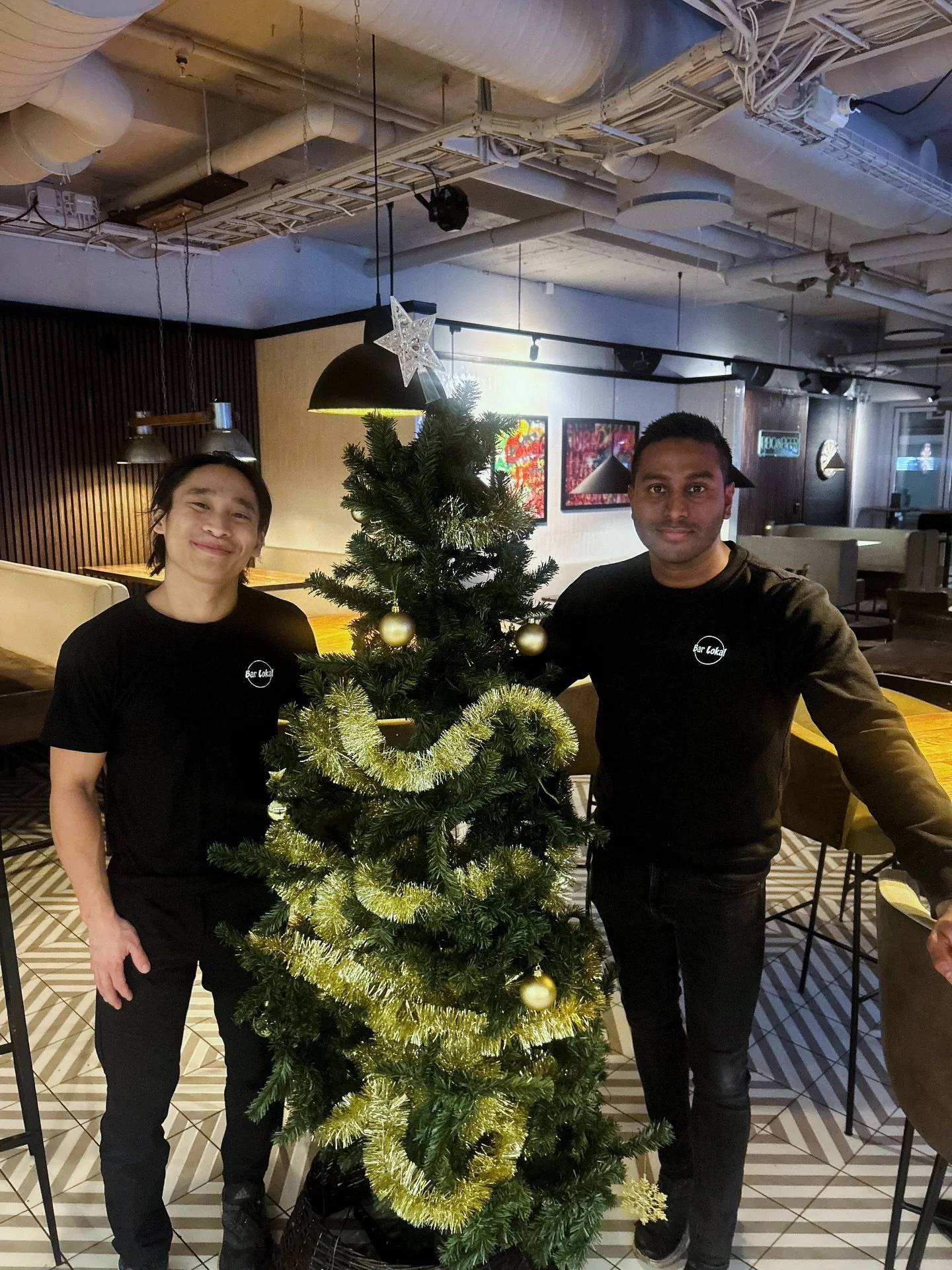 Ny&aring;rsh&auml;lsning fr&aring;n oss p&aring; Barlokal!

Vi vill tacka alla v&aring;ra fantastiska g&auml;ster som har bes&ouml;kt oss under &aring;ret som g&aring;tt. Det har varit ett otroligt roligt och minnesv&auml;rt &aring;r, och vi &auml;r 