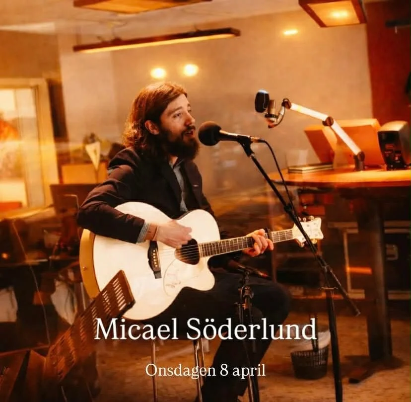 Quizkv&auml;ll- med en twist 🎶

P&aring; onsdag 8 april leds quizet av ingen mindre &auml;n skaparen sj&auml;lv, Micael S&ouml;derlund.
F&ouml;rv&auml;nta er en kv&auml;ll med kluriga fr&aring;gor, sk&ouml;n st&auml;mning &ndash; och live musik. 

U