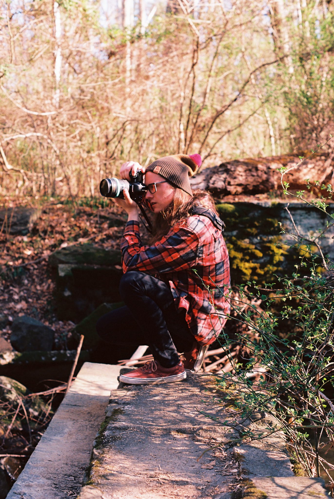 Dan Barends is crouching taking a picture outside
