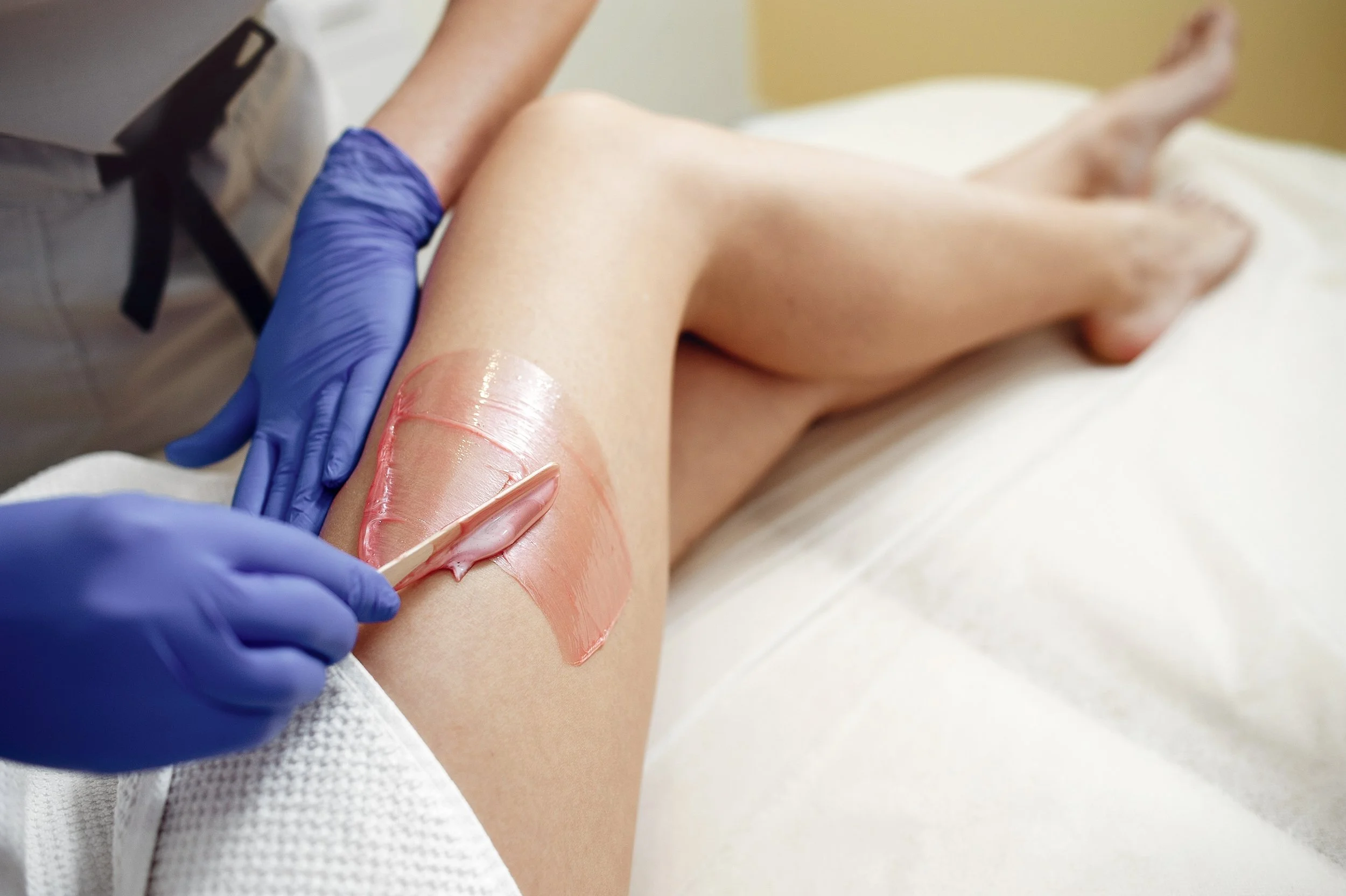 waxing-girl-leg-beauty-salon