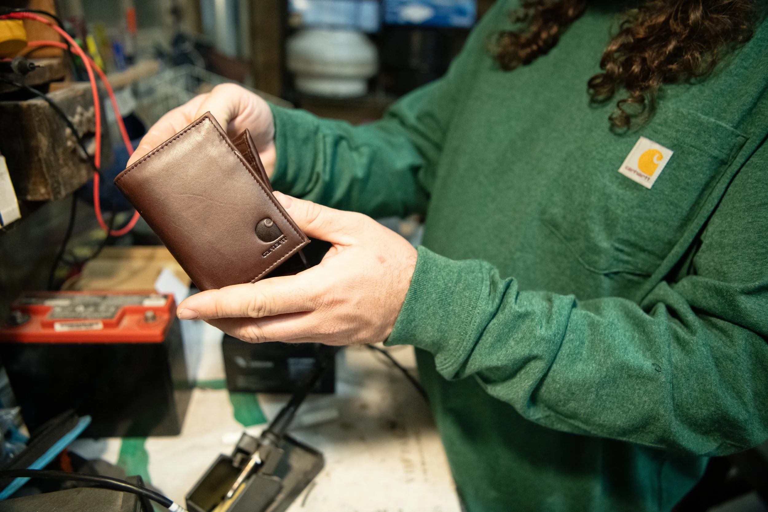 b0000219-201_car_wallets_oil-tan-leather-trifold-wallet_chbr_lifestyle_2.jpg